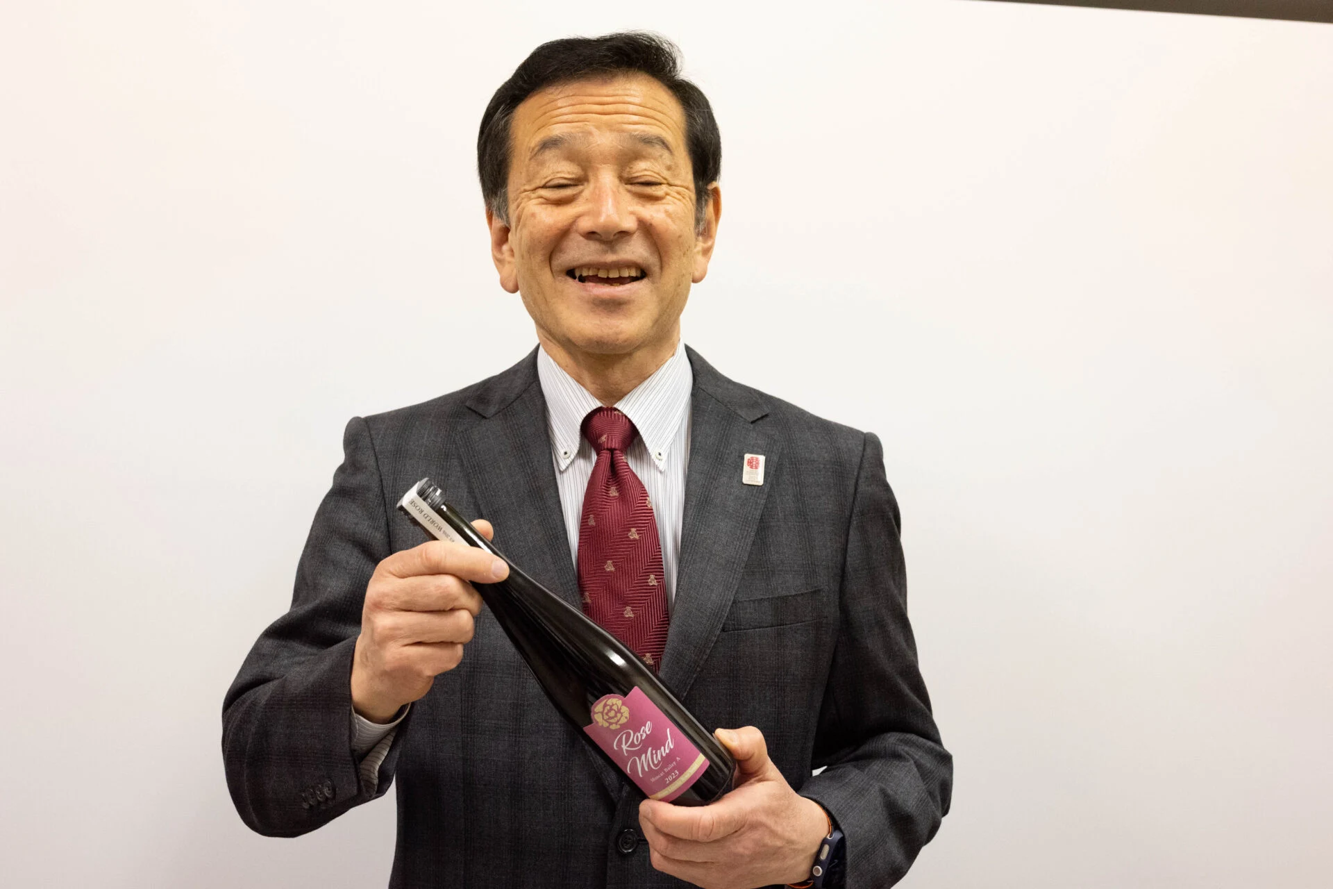 ローズマインドを手にする久冨泰資(ひさとみ たいすけ)教授