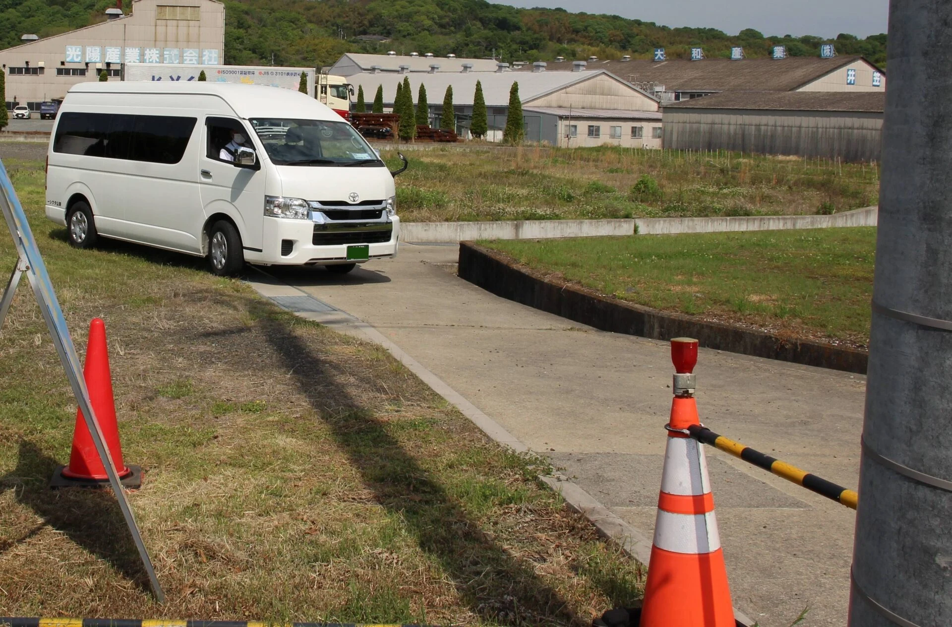 駐車場で待機するジャンボタクシー