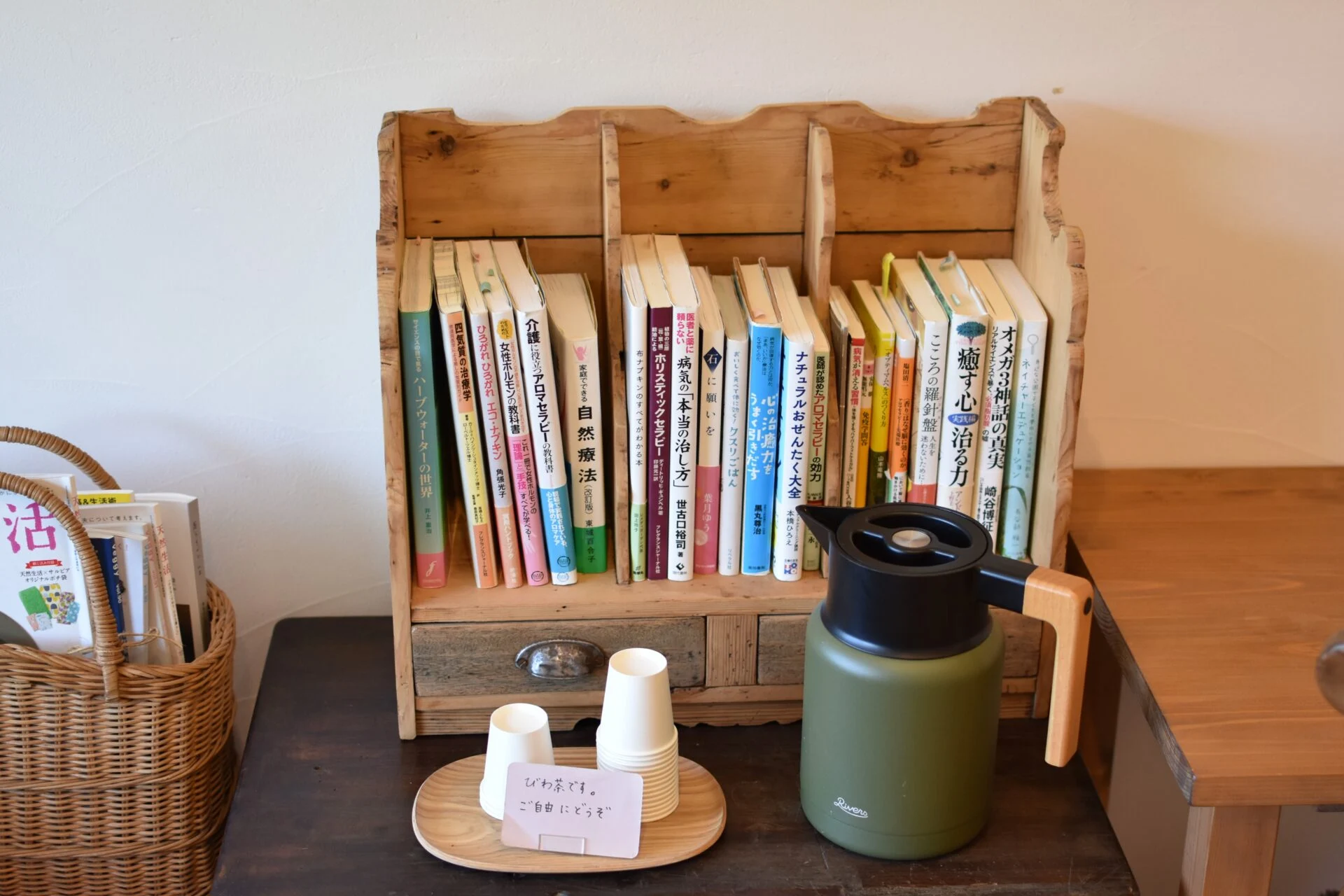 店内には学びを深めるための書籍が並ぶ