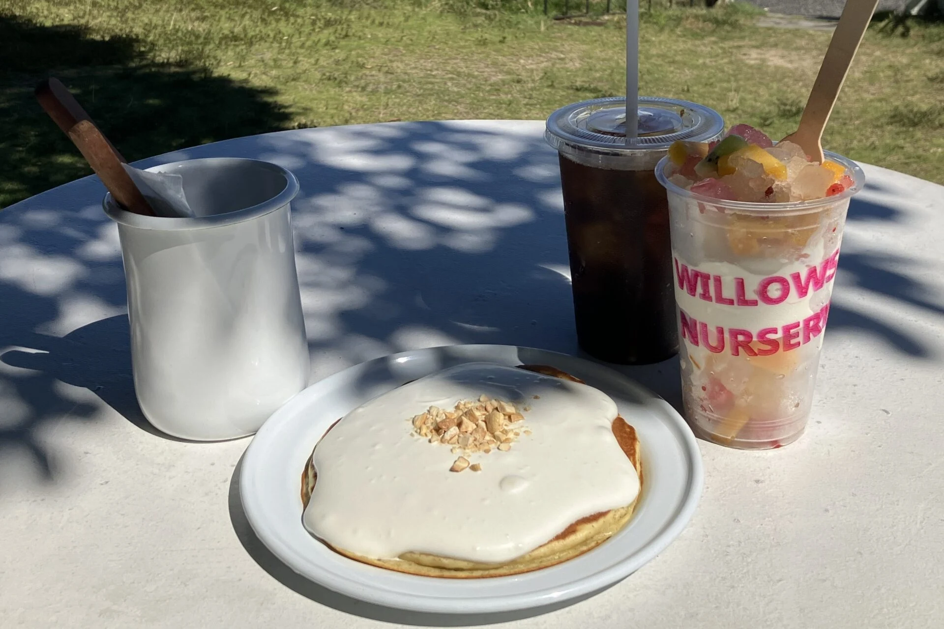 手前からココナッツクリームパンケーキ、かき氷ソフトクリームサンドフルーツ、ハワイアンコーヒー