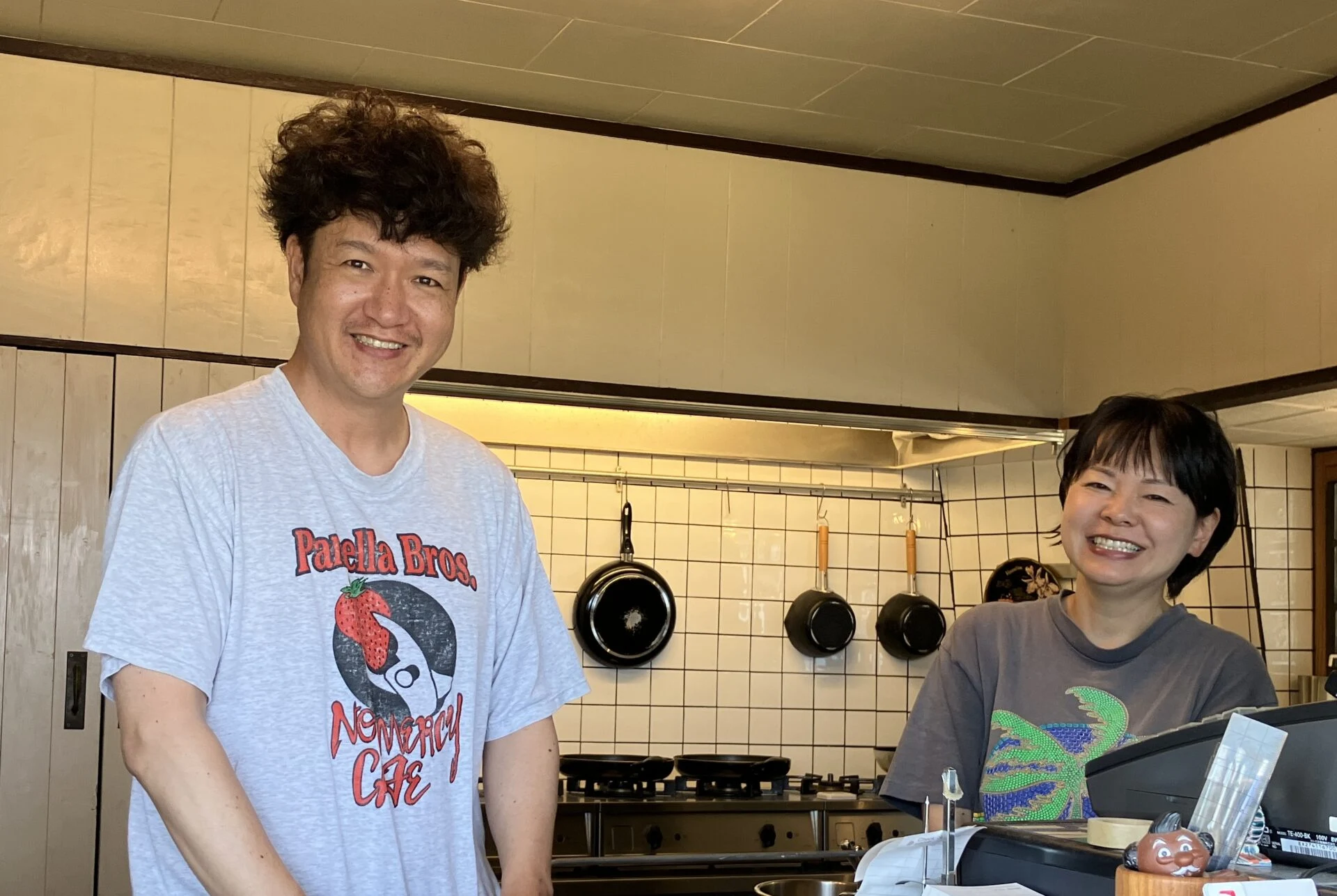 カウンタ―から笑顔で迎えてくれる平木さん夫妻