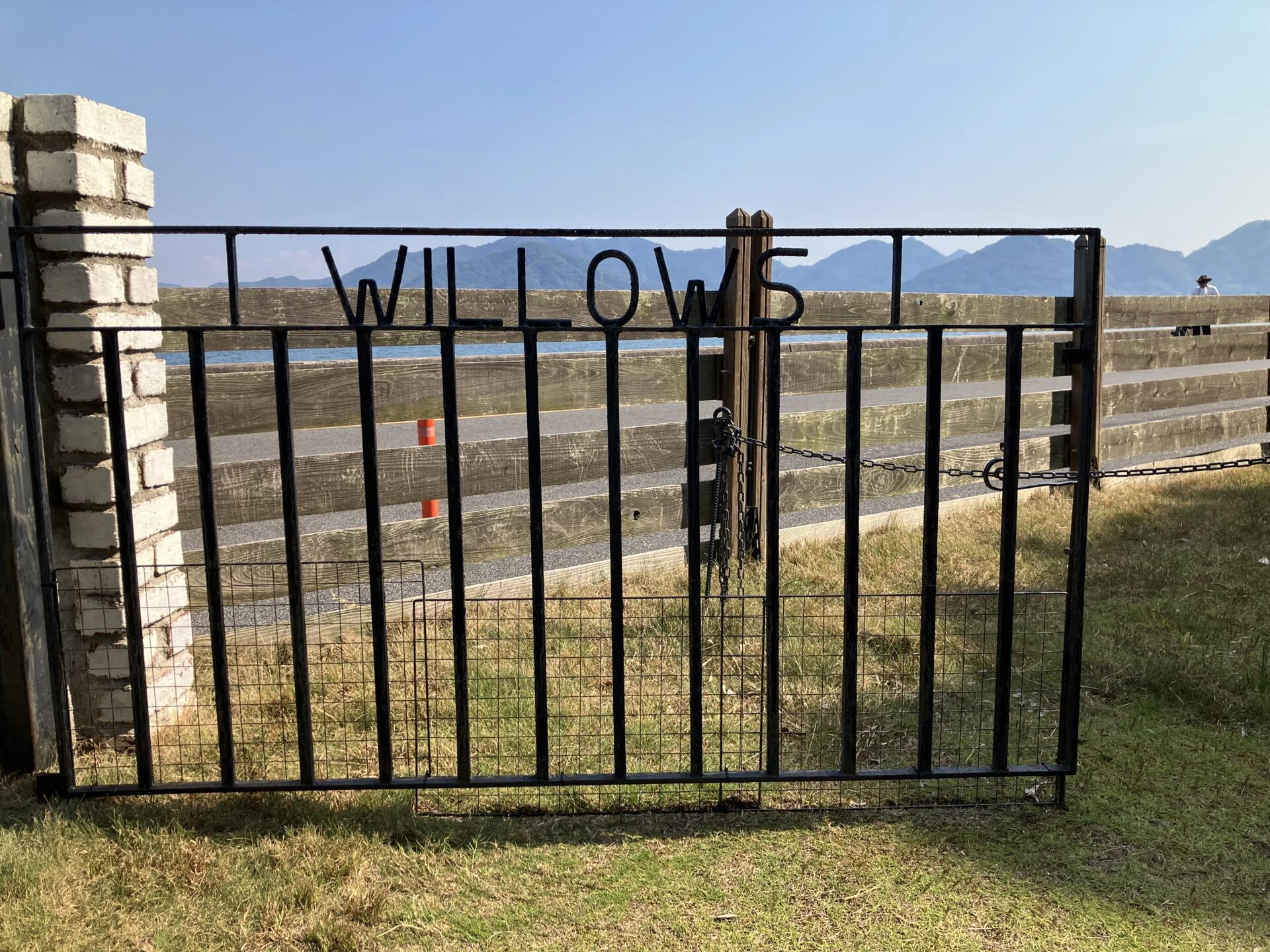 もともと門に刻まれていた「WILLOWS」