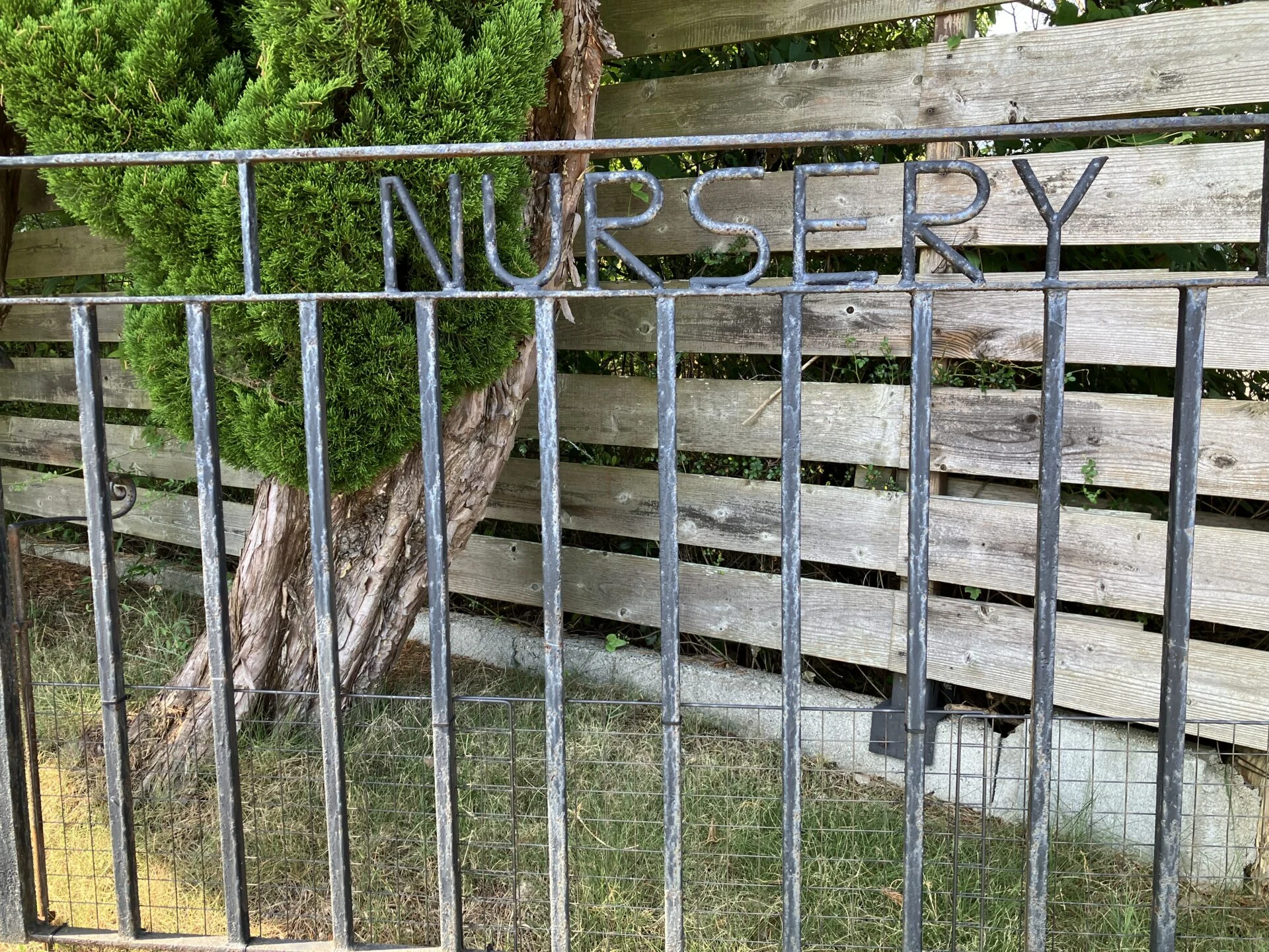 最初から門に刻まれていた「WILLOWS NURSERY
」の文字
