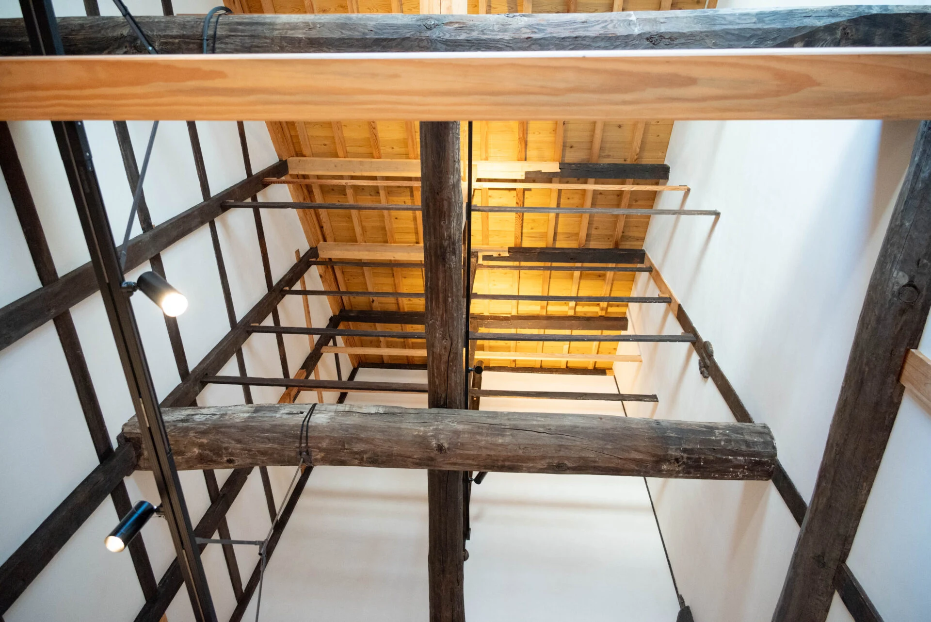 屋根を支える小屋組(こやぐみ)も美しい