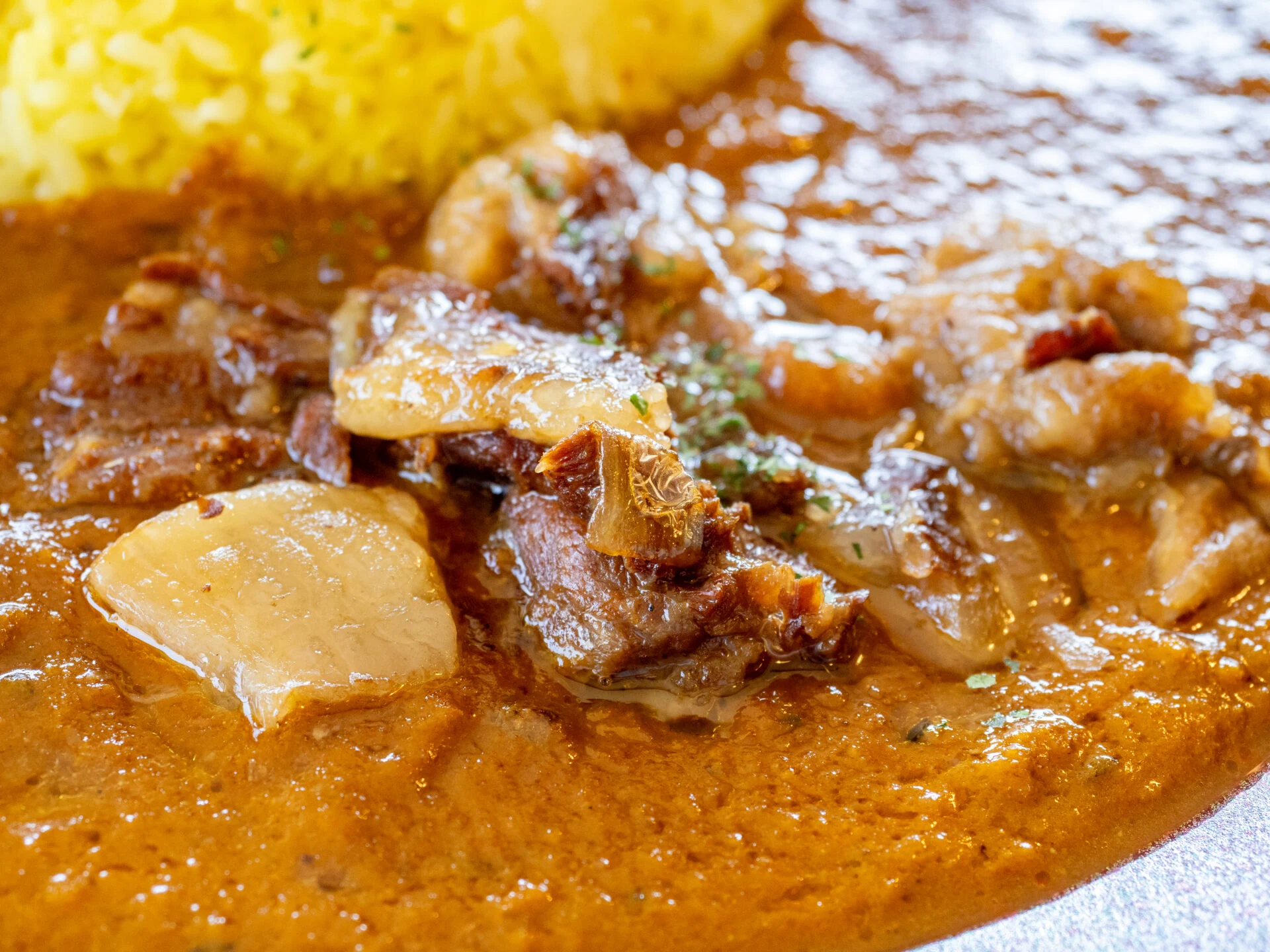 カレーの中には牛すじ肉がゴロゴロとたくさん