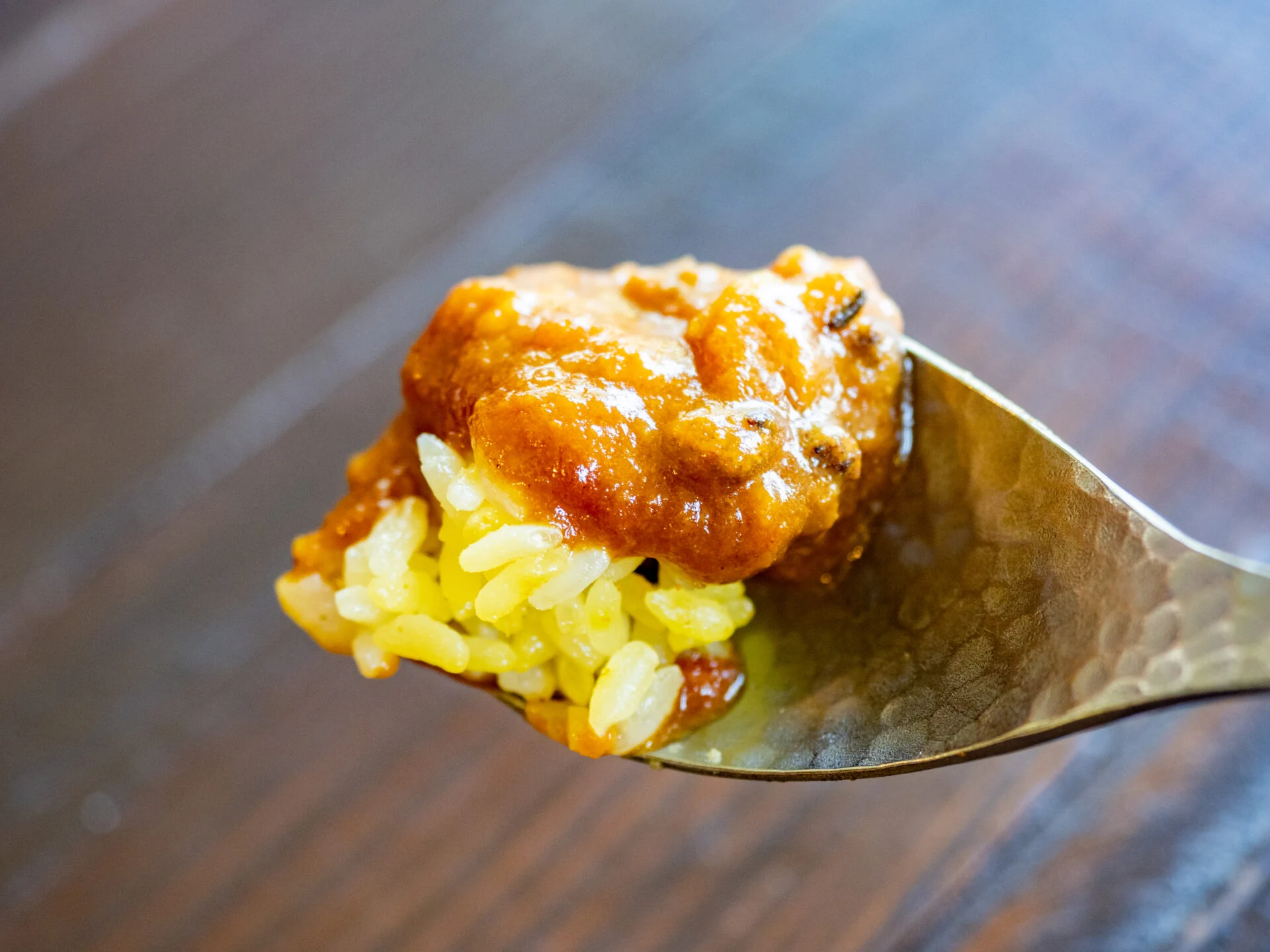 とろみのあるカレーはコクのある甘み、そしてほどよい酸味