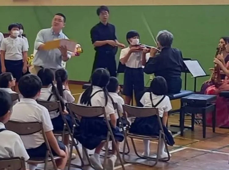 学校特別公演のようす(画像提供:『し・ま・の・音楽祭』実行委員会)