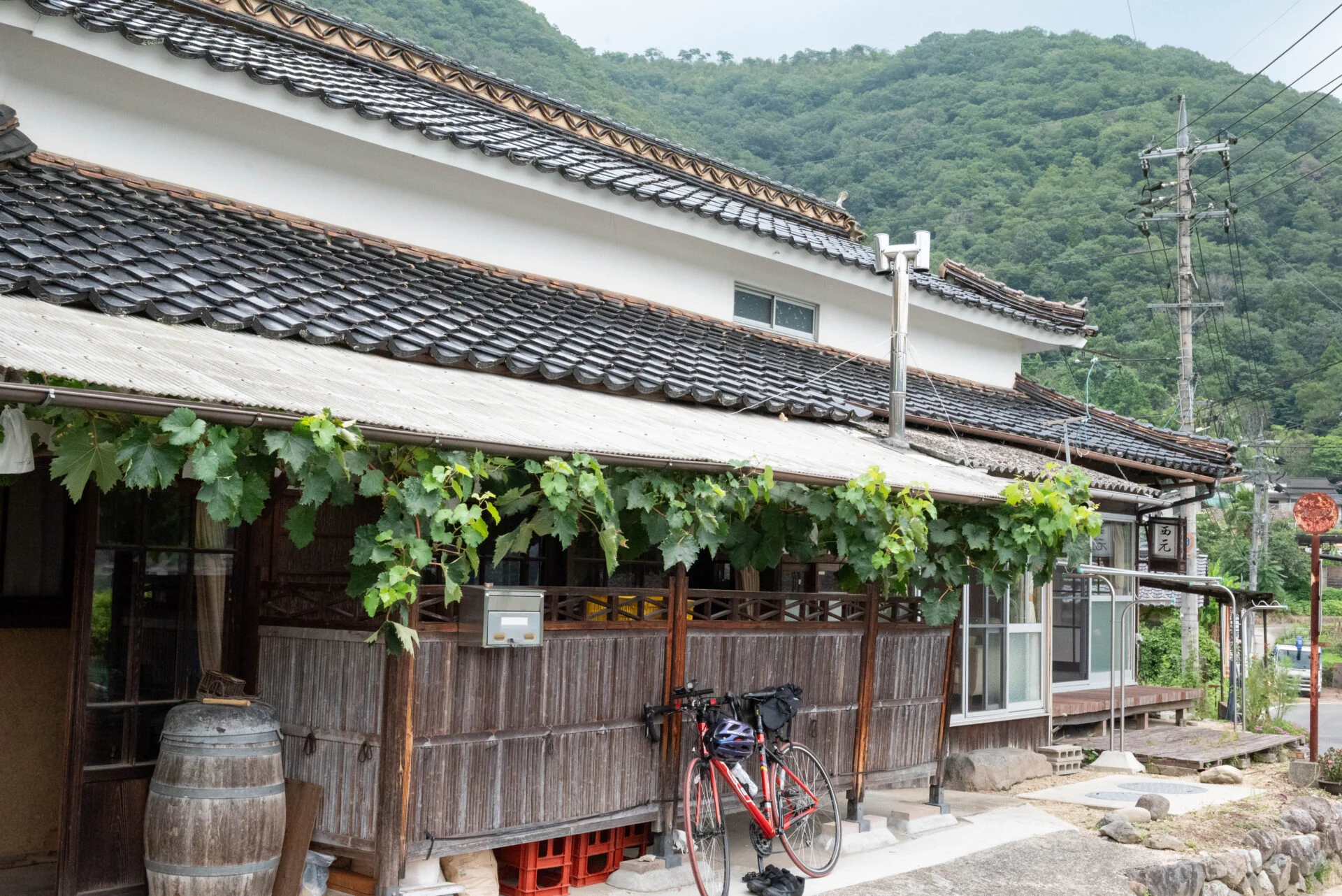 古民家を「やまの宿 西元」に改修し、「農家民宿などでは自ら生産した果実を原料としたワインを飲用に供することができる」とする、ワイン特区の特例条件を満たした