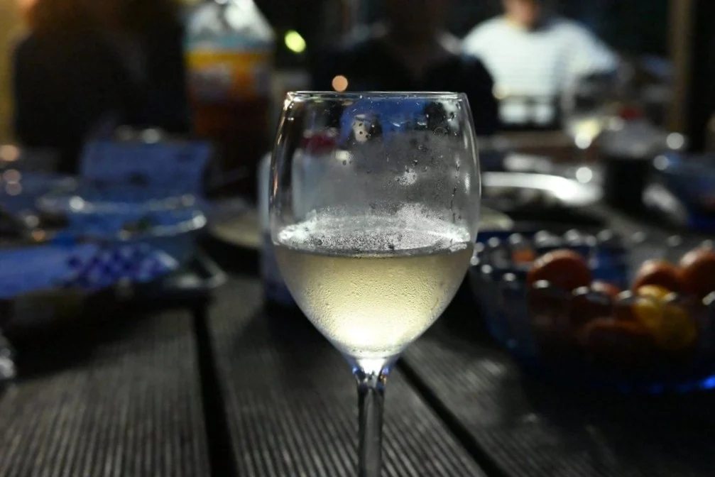 ボトルを開け、みんなで飲む。そして語らう。ワインはそういう酒だ(2024年7月撮影)
