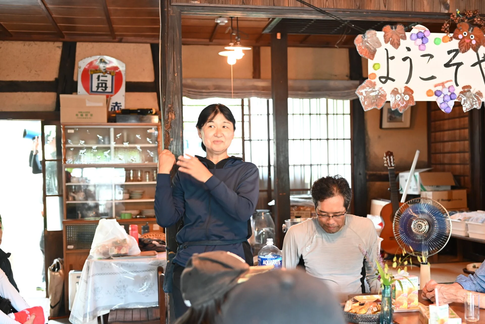 わいん農家さんをもてなす恵子さん(2024年9月撮影)