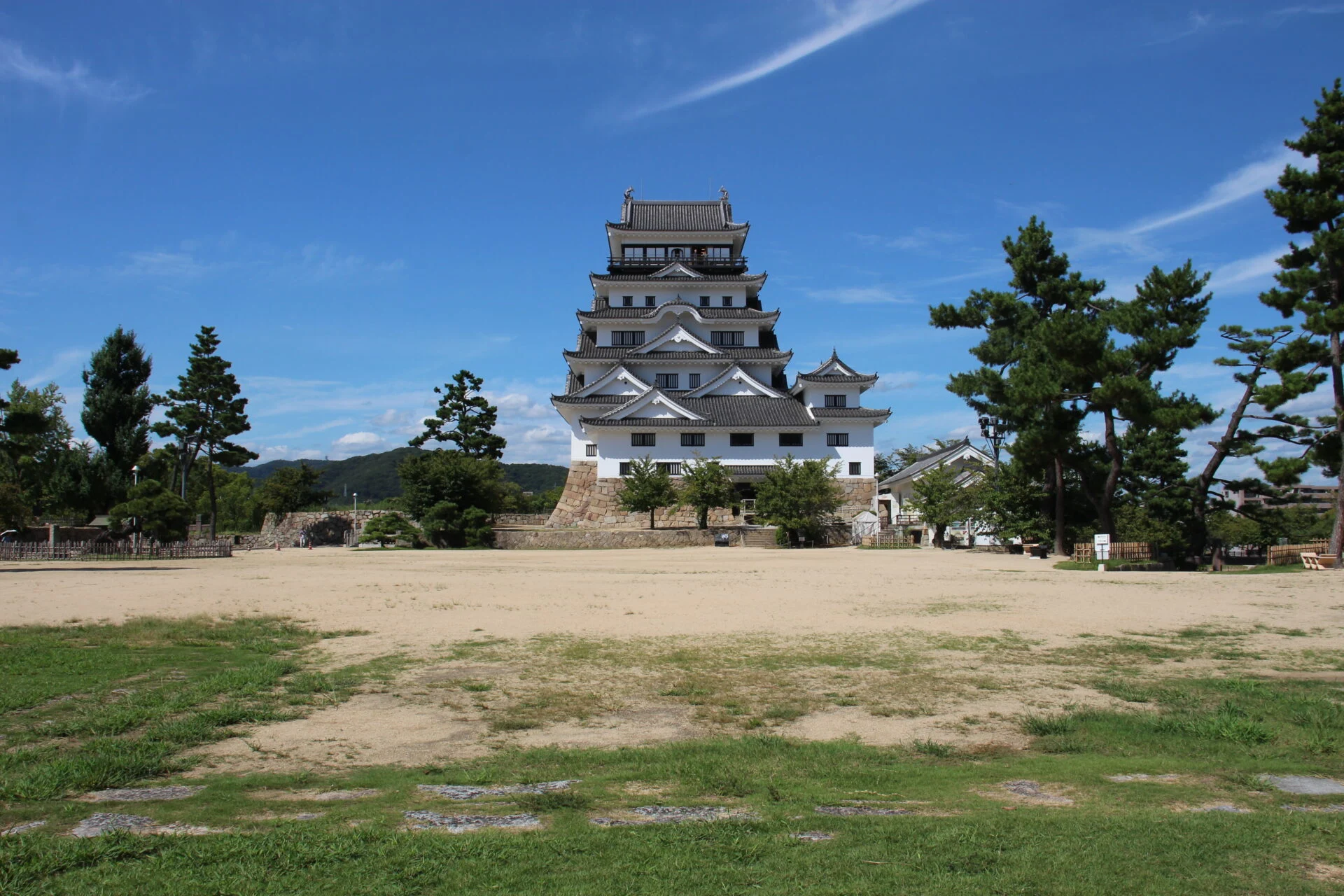 会場となる福山城天守前広場