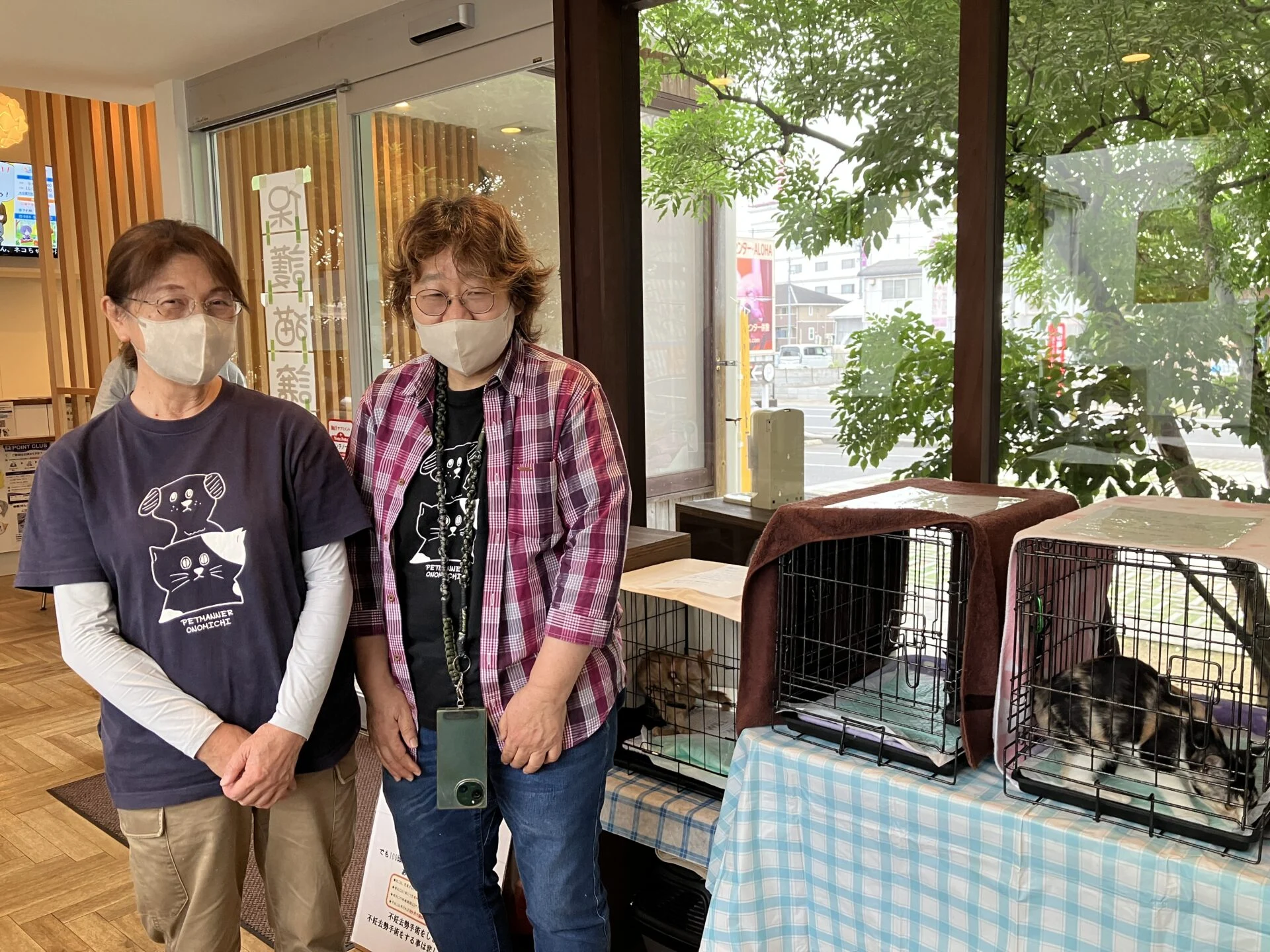 代表理事の向井さん（左）と理事の高橋さん（右）Tシャツは法人のオリジナルデザインで、イベントでも販売
