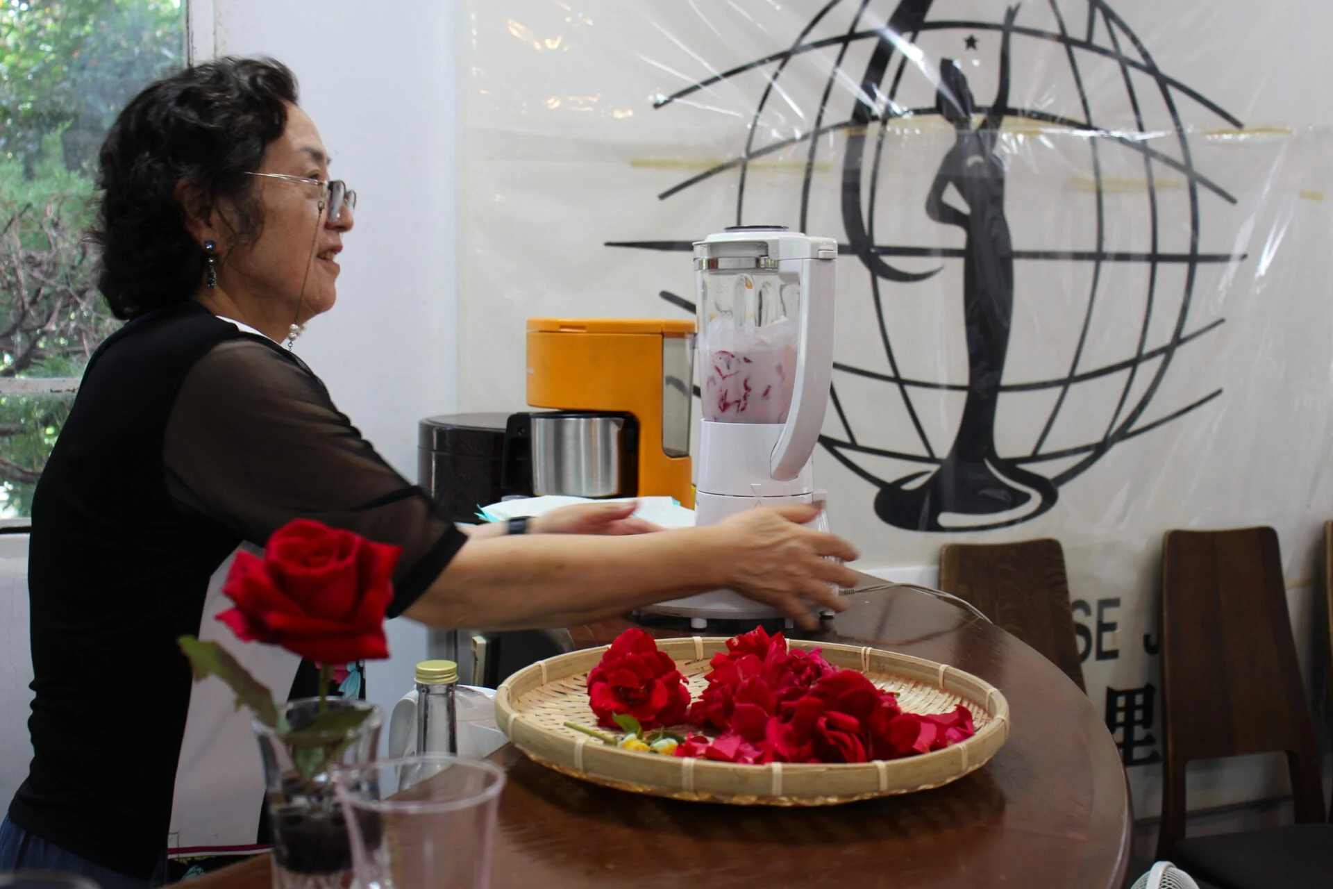 スムージーを作る静子さん