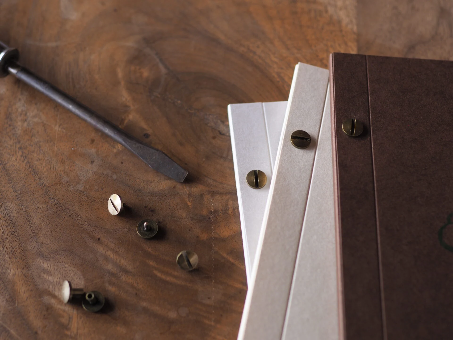 ビス留めノート（画像提供：活版カムパネルラ）