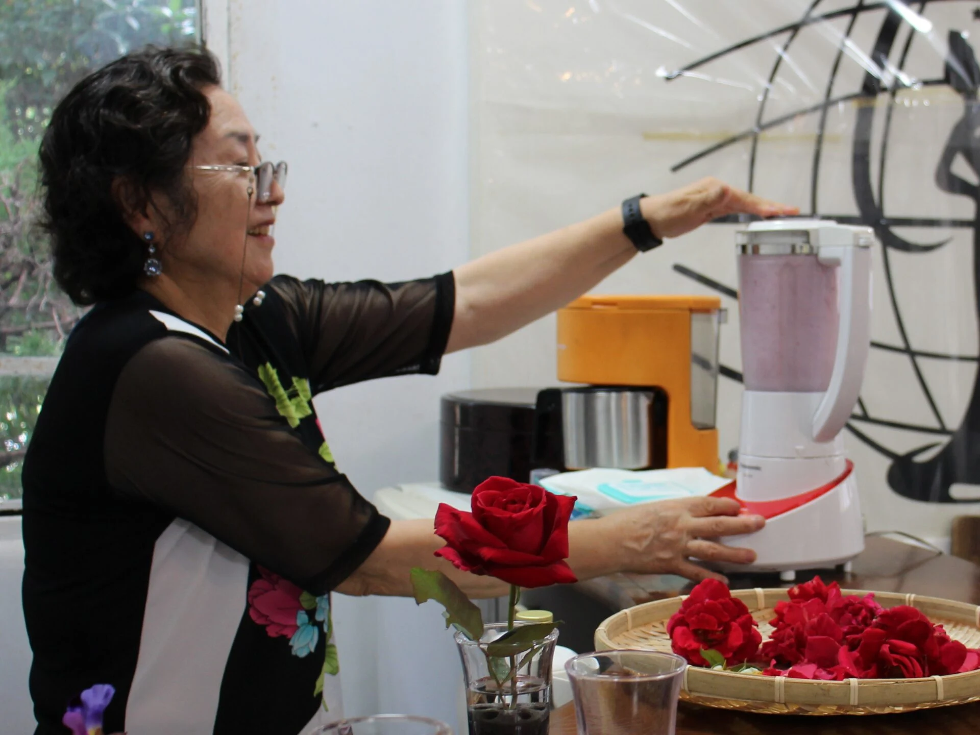 スムージーを作りながら笑う静子さん