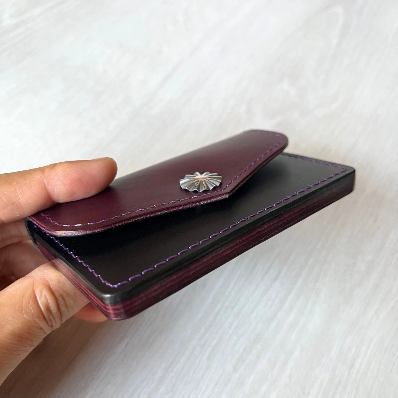 コンチョホックの名刺入れ（画像提供：インディレザー）