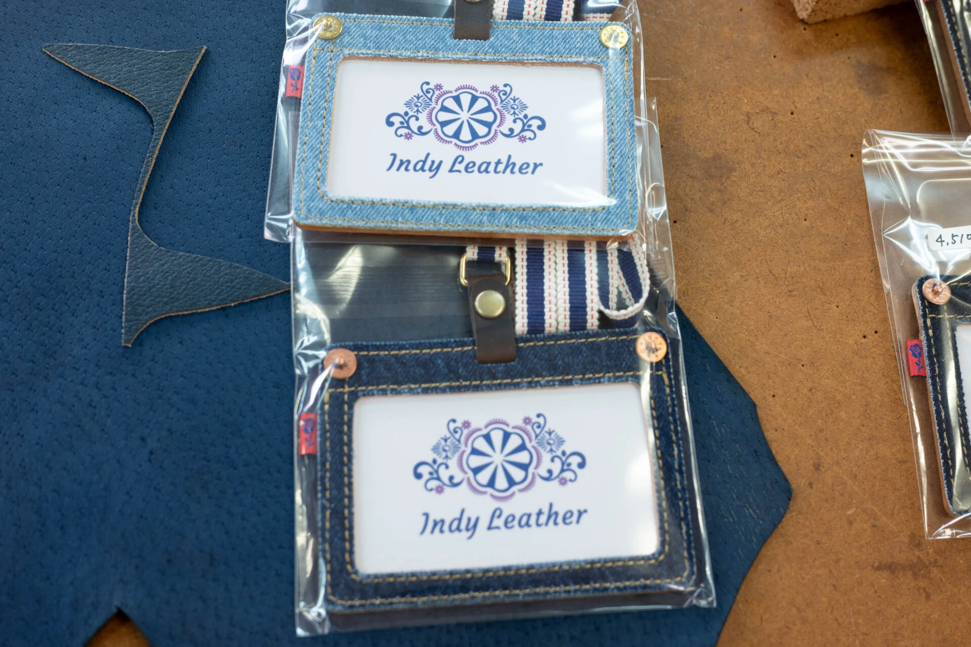 デニムとレザーの名札ケース