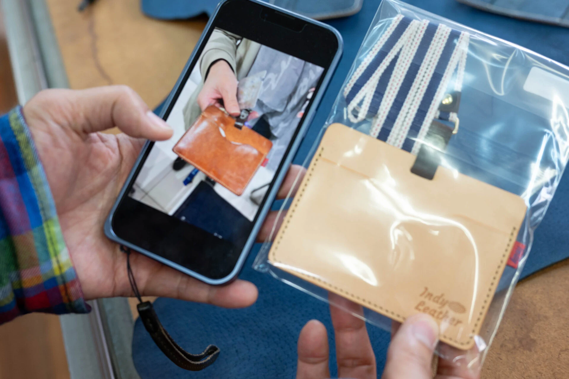 革のおもしろさは「エイジング」がたのしめることにある
3年経つと生成りの革が味のある飴色に変わる
