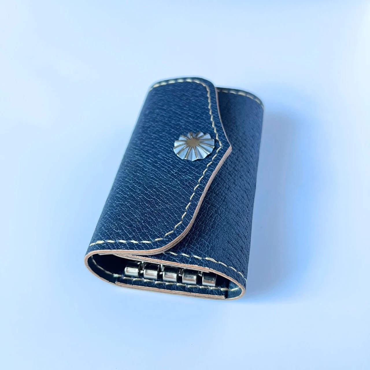 藍染ジビエレザーのキーケース（画像提供：インディレザー）