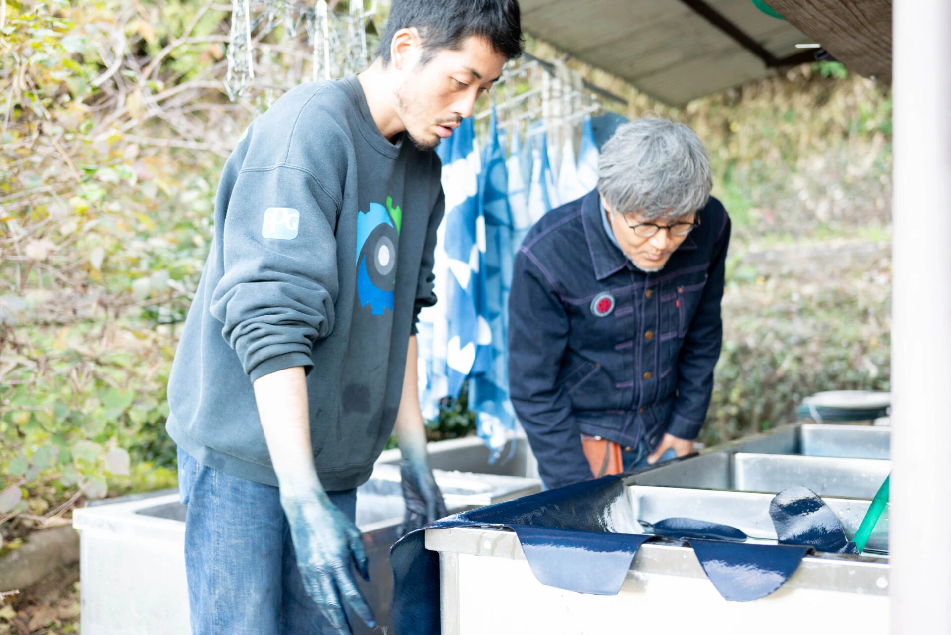 革を水洗いし、染まり具合をもう一度確かめる