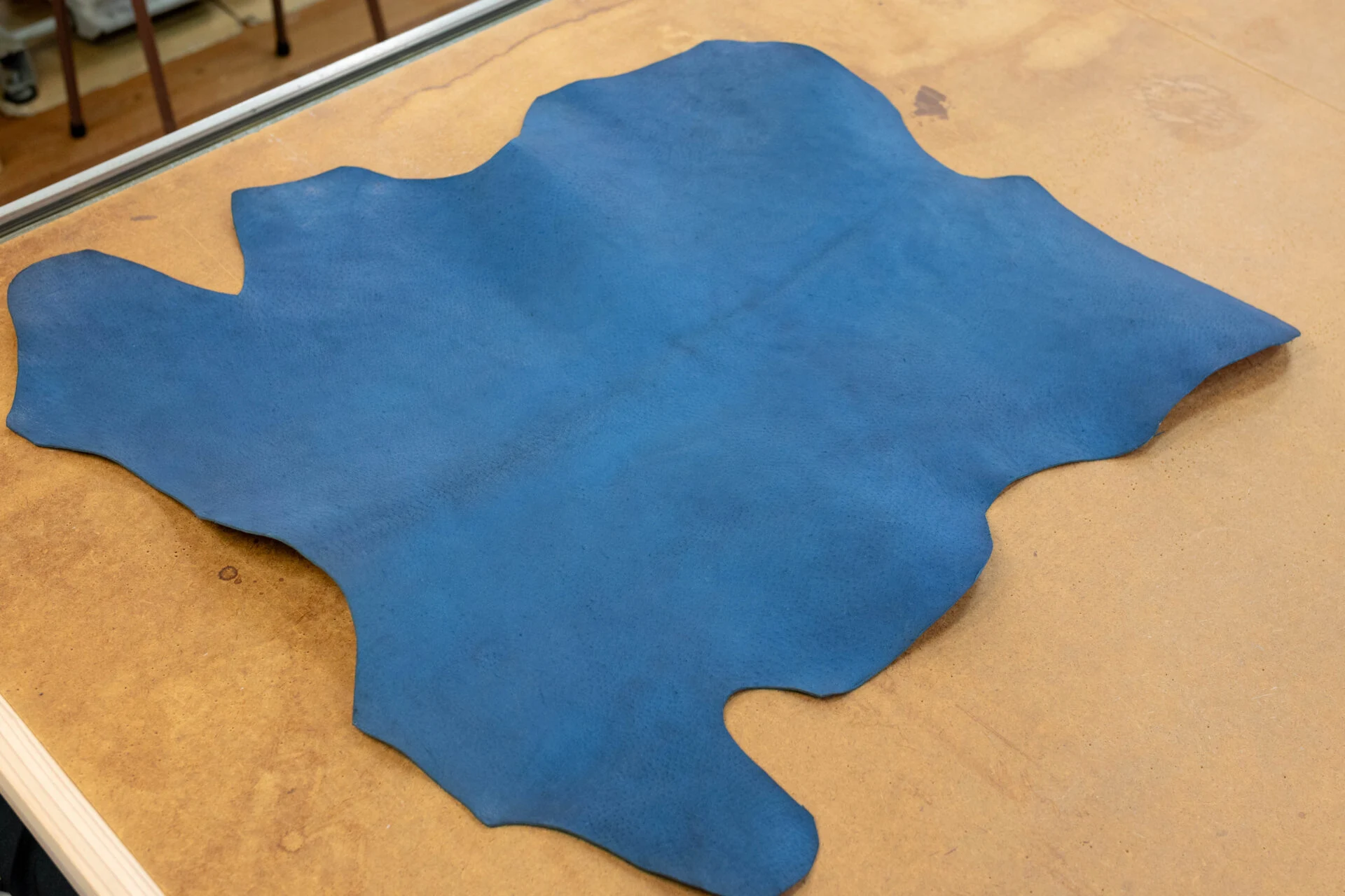 処理後の藍染ジビエレザー。この革を裁断し、革製品を作る