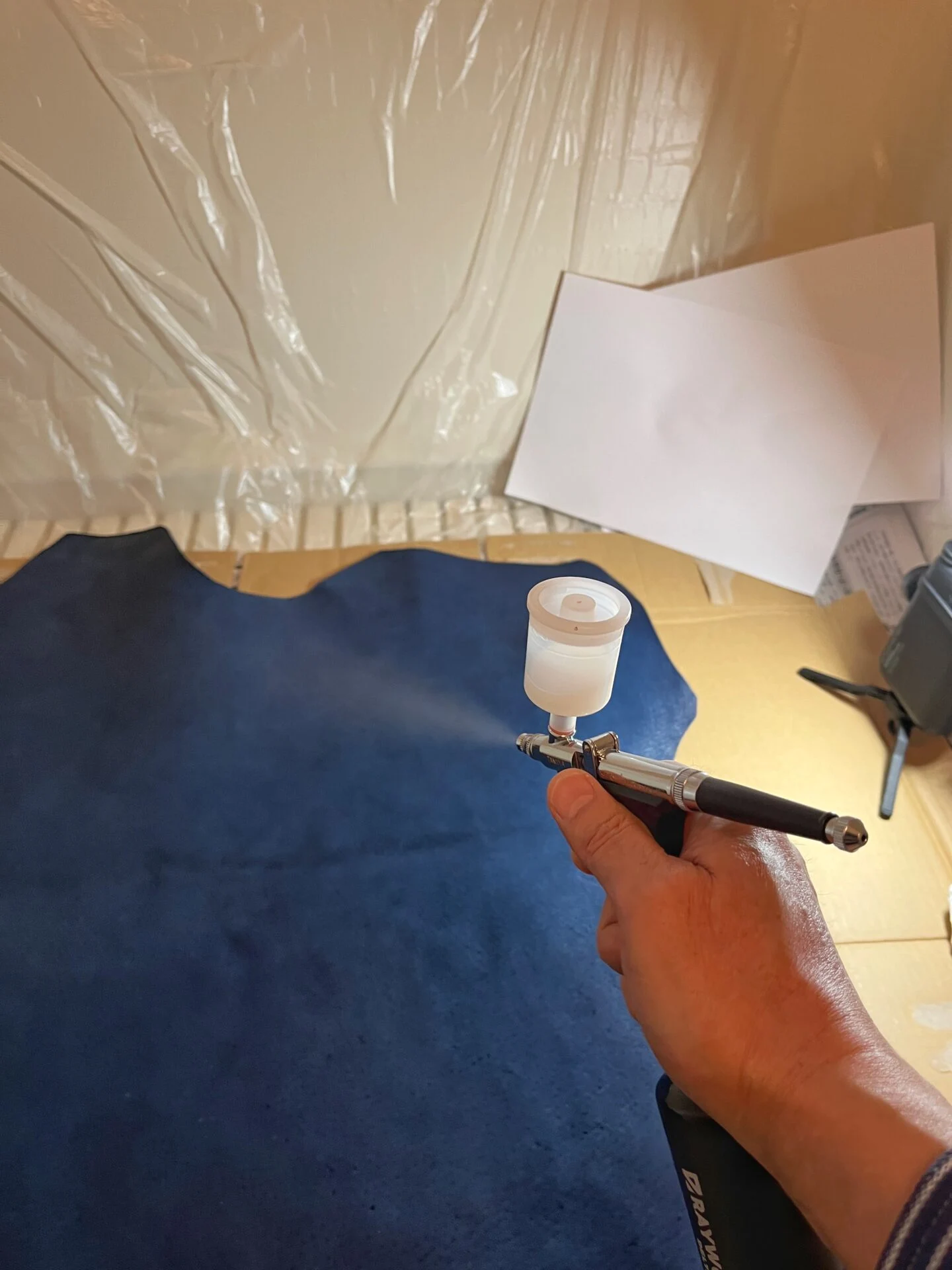 エアブラシでトップコートを吹き付ける（画像提供：インディレザー）