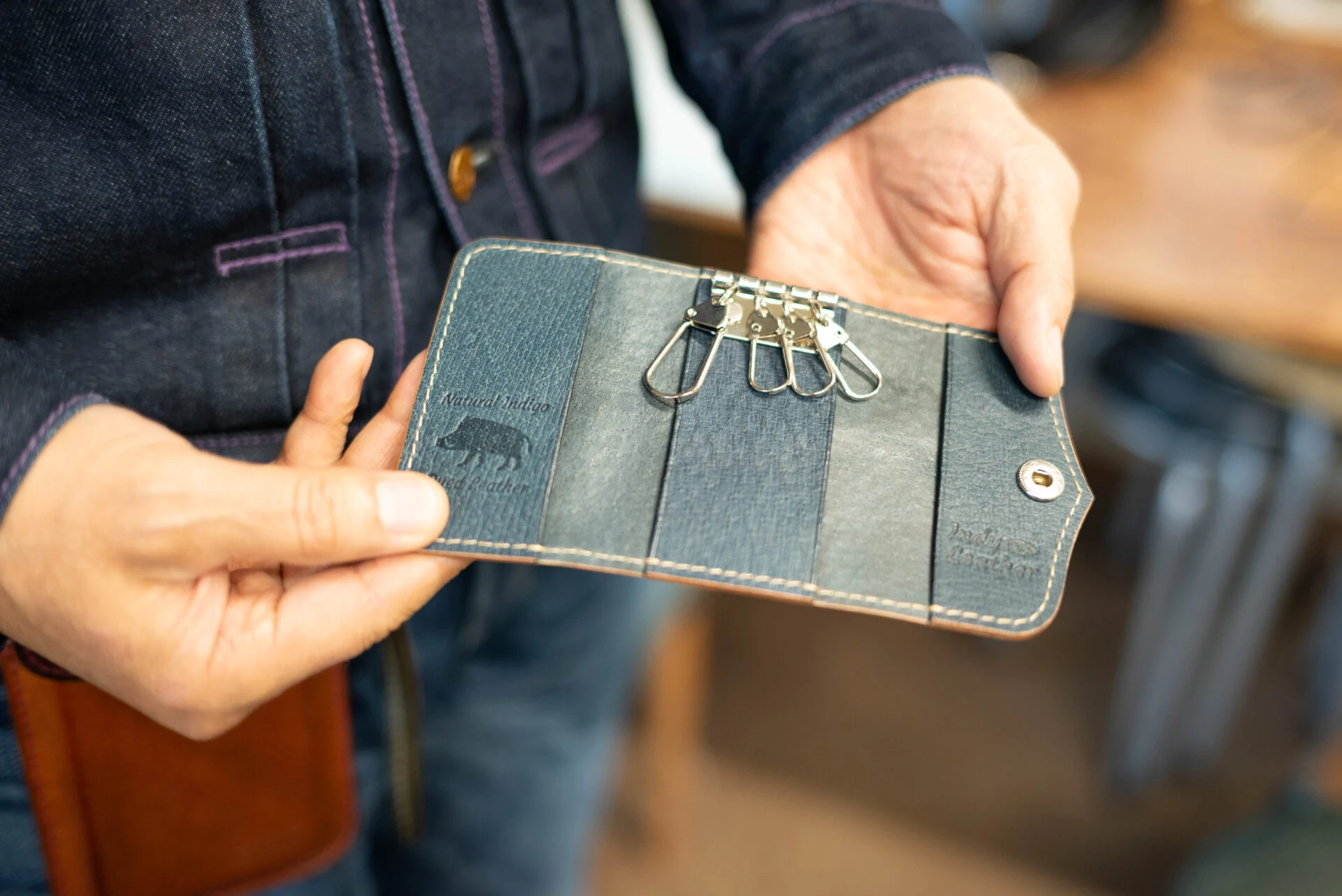 キーケースはすべて手縫いで作られている