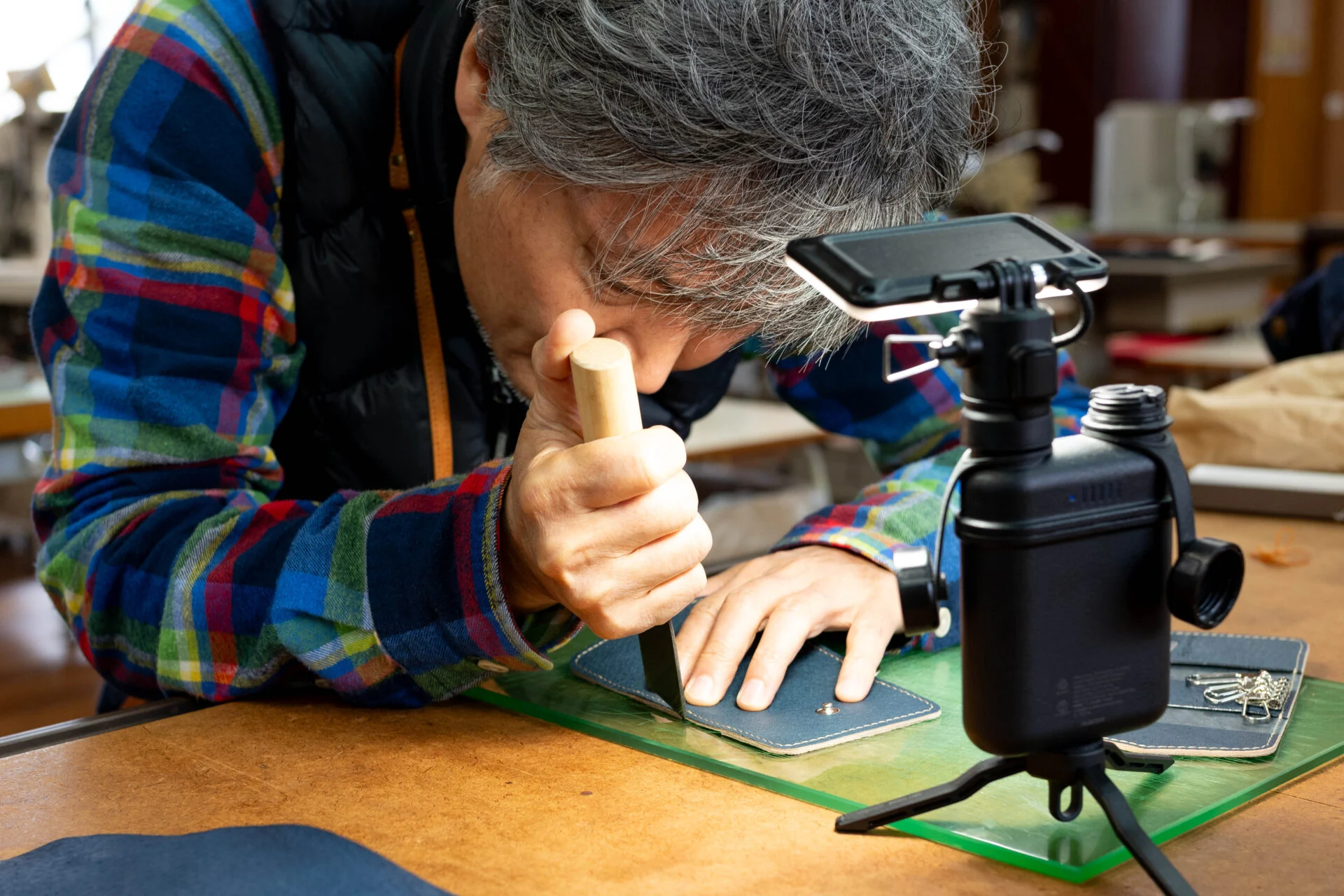 藍染ジビエレザーのキーケース製作中のようす