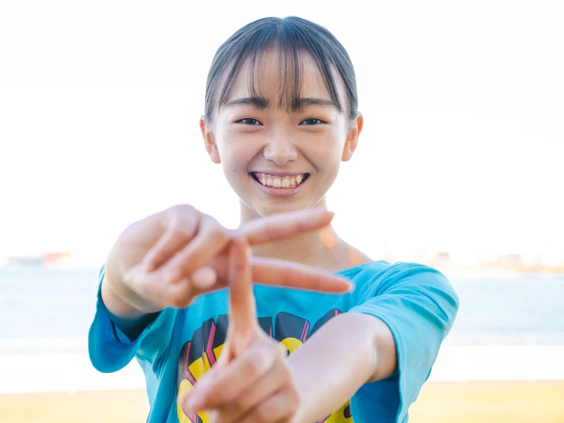 「ファンタジーじゃ」と備後弁でポーズを決める翔華ちゃん役の新倉聖菜さん（画像提供：海と空キネマ）