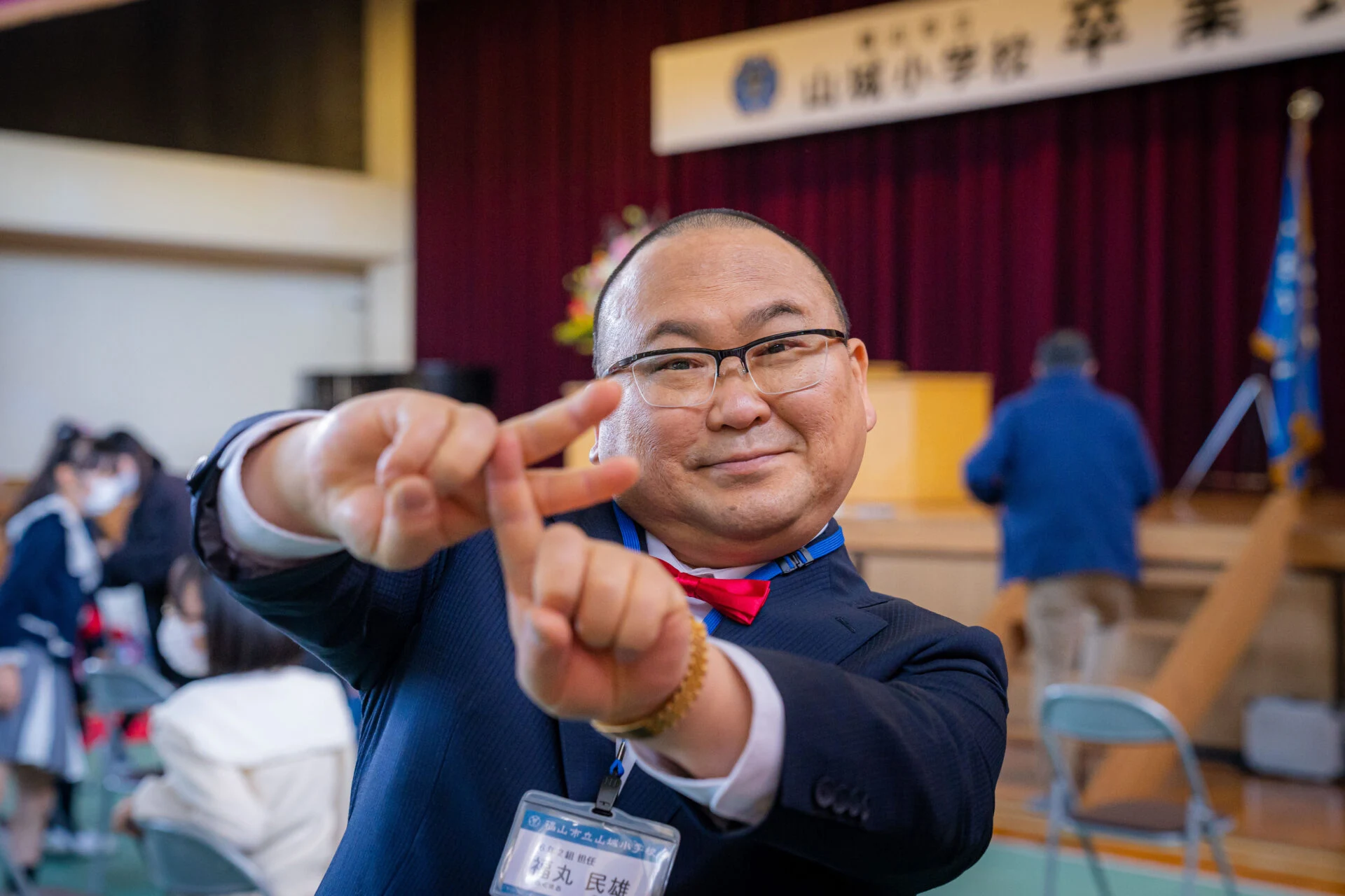 「ファンタジー」のポーズを決めるとめぞうさん（画像提供：海と空キネマ）