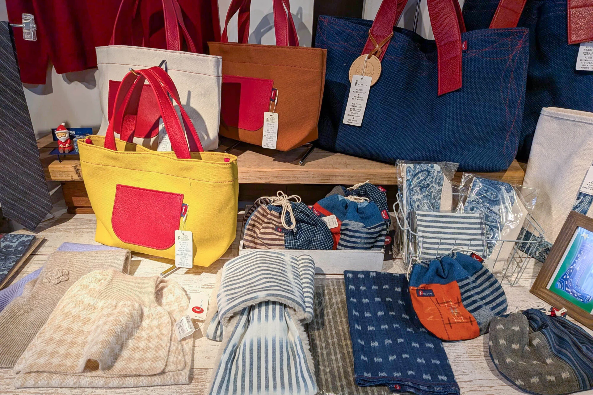 巾着やストールなどの小物も充実している