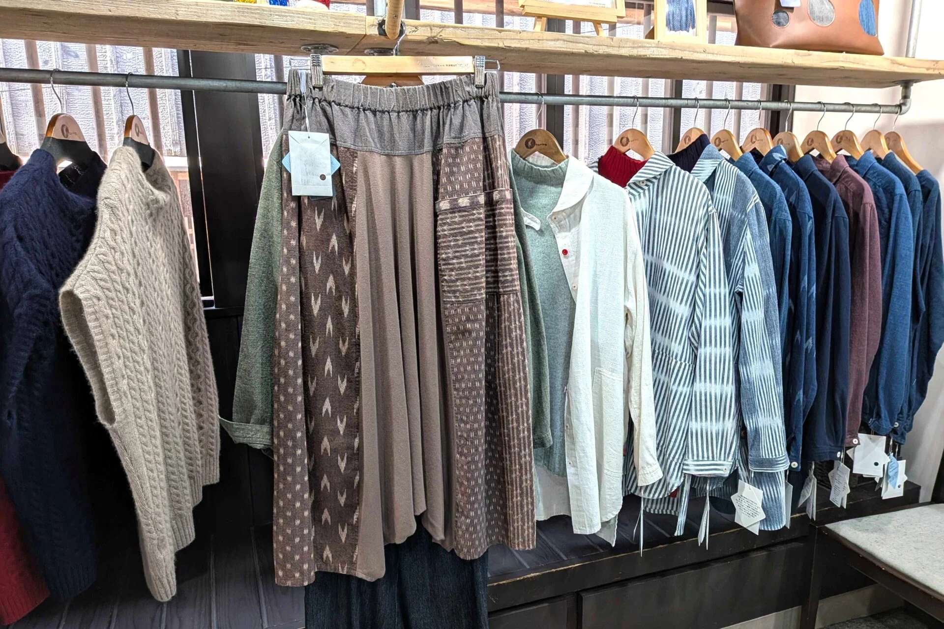 備後絣を使ったサルエルパンツやブラウスなどが並ぶ