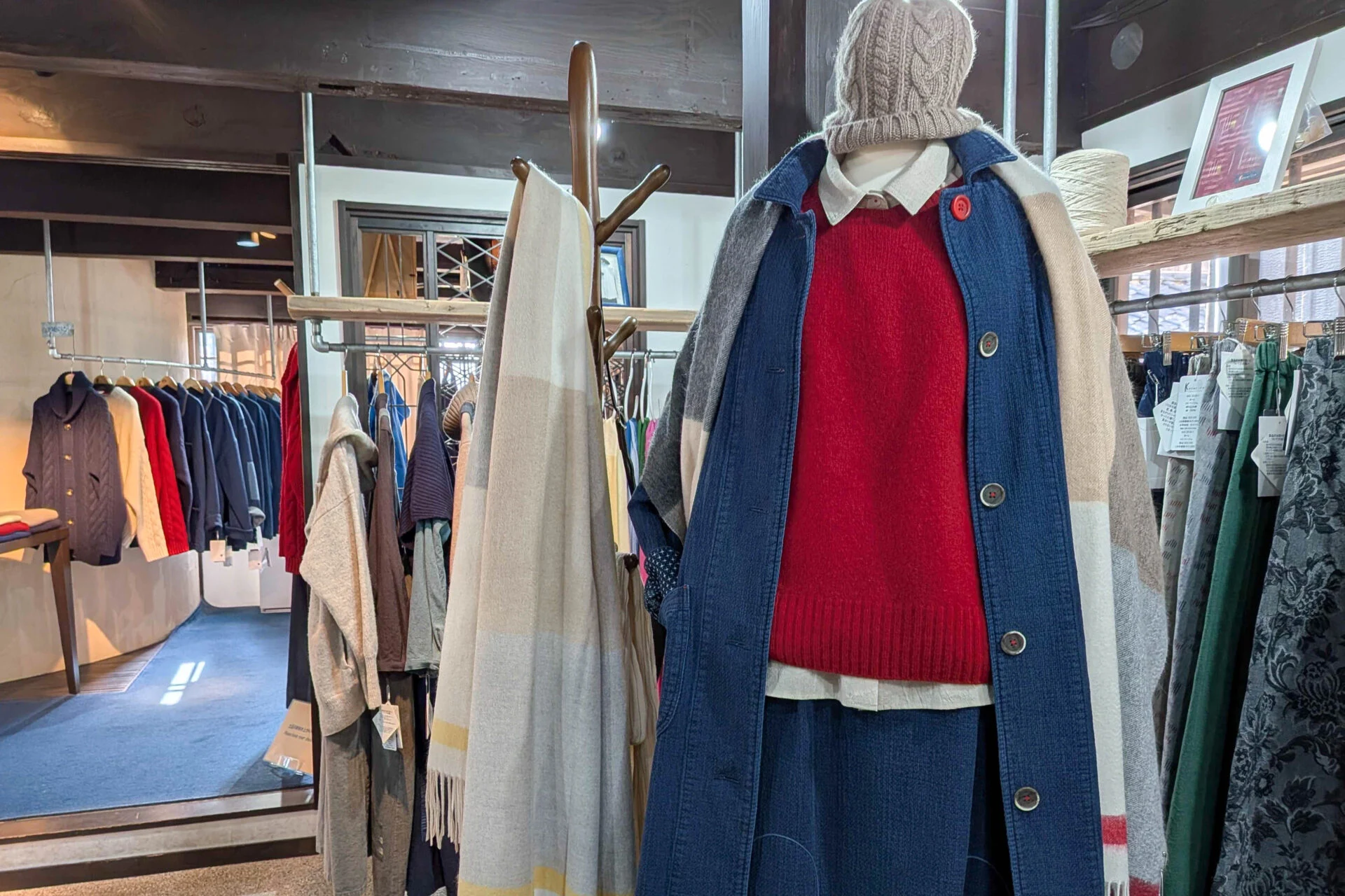 備後絣だけでなく、備後デニムやカシミアを取り入れた商品にも力を入れる