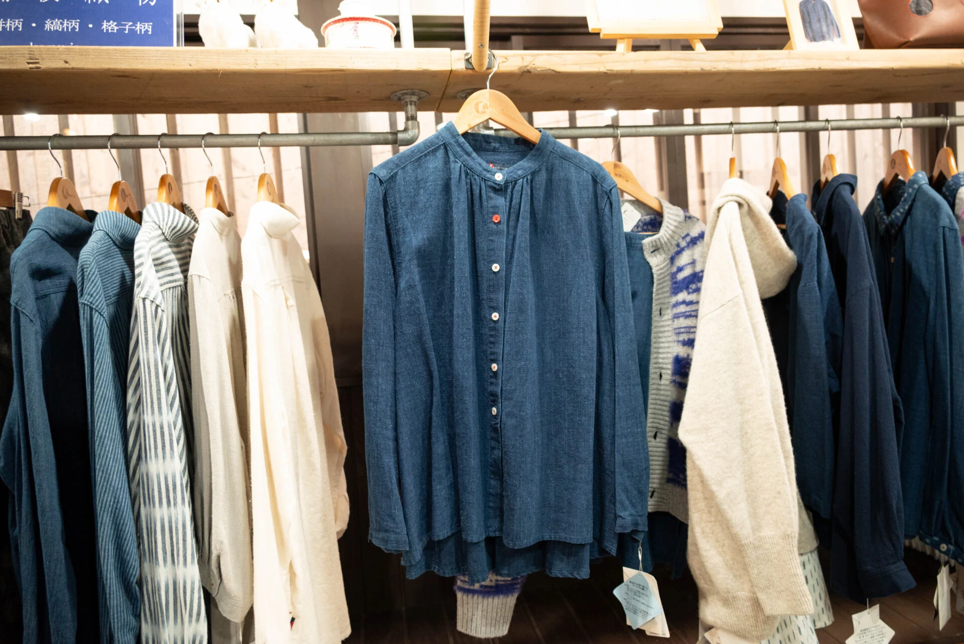 赤いボタンがアクセント