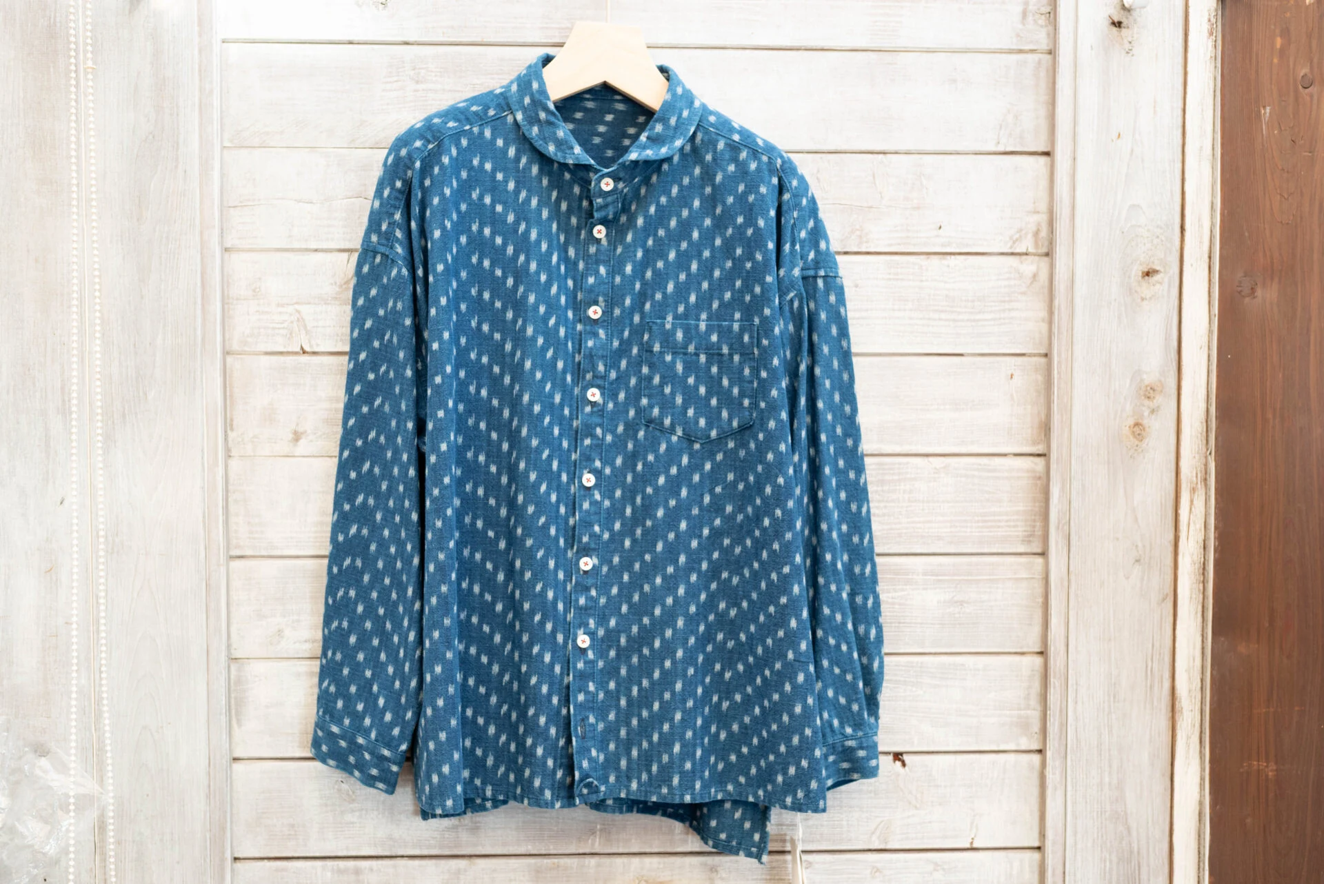 絣柄のブラウス。遠目には水玉模様のように見える