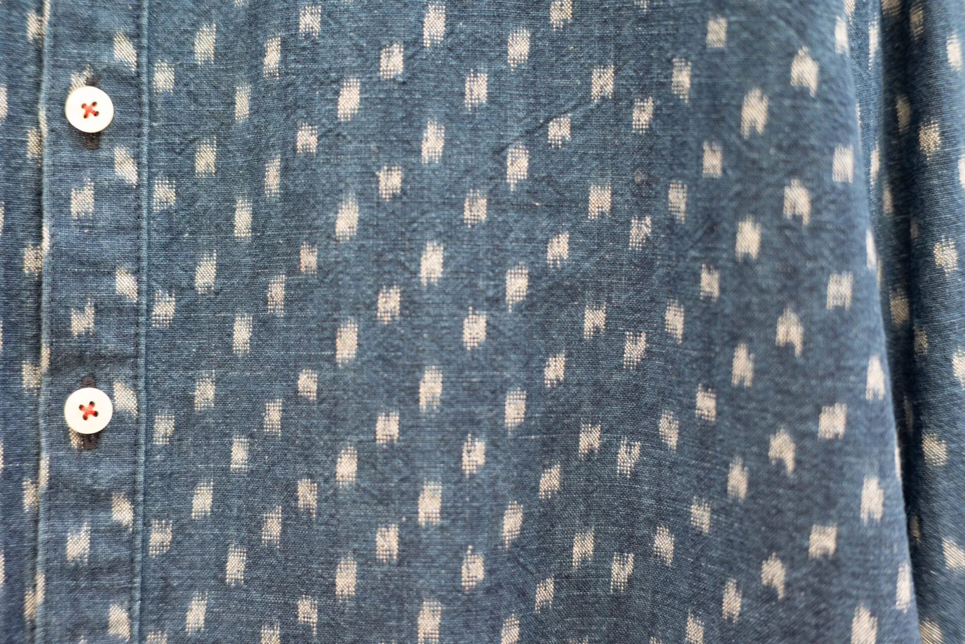 絣柄のブラウス。遠目には水玉模様のように見える
