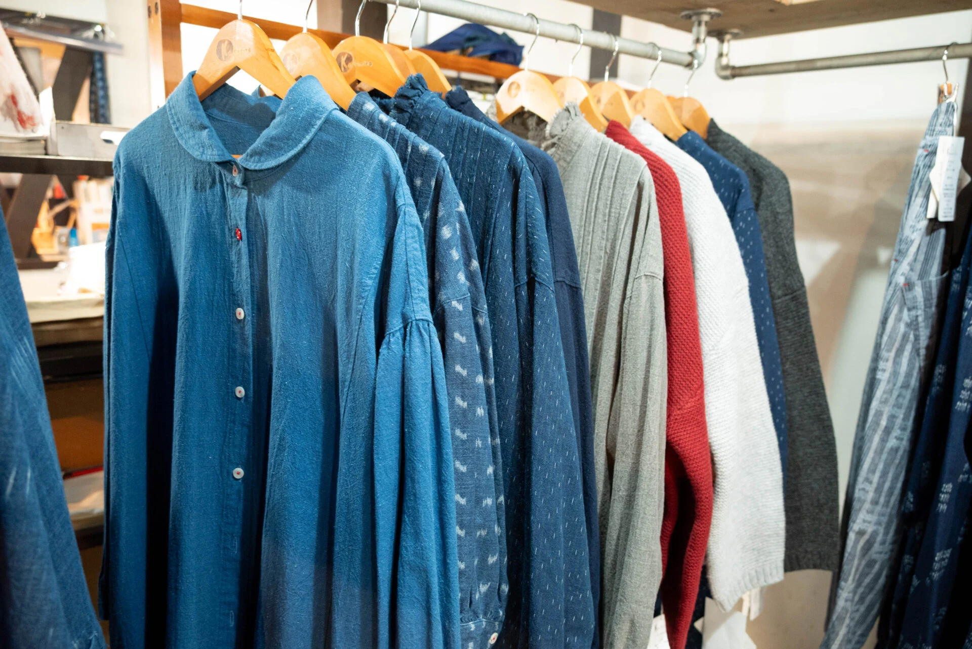 伝統的な絣柄があるのが「備後絣」。無地や縞、格子柄のものは「備後織物」と呼ぶ