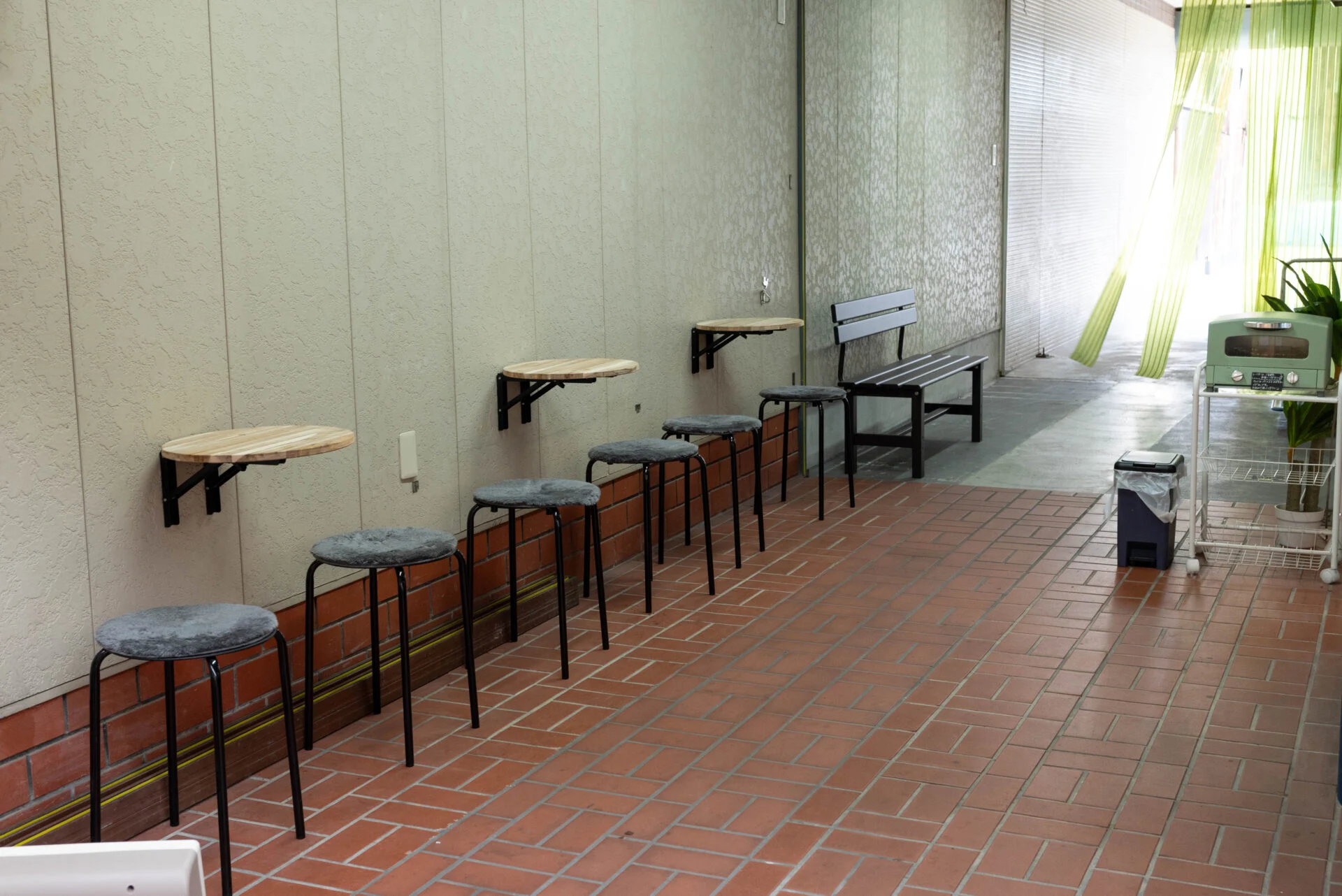 店外のスペースで食べることもできる