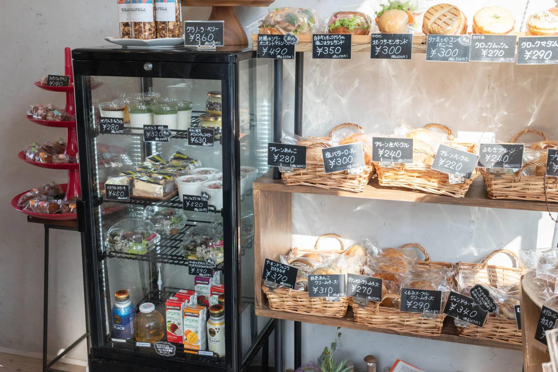 ベーグルが約30種類、きのこ型のパンが約20種類。それ以外にもスコーンやデザート、サラダ、ナッツなどが並ぶ