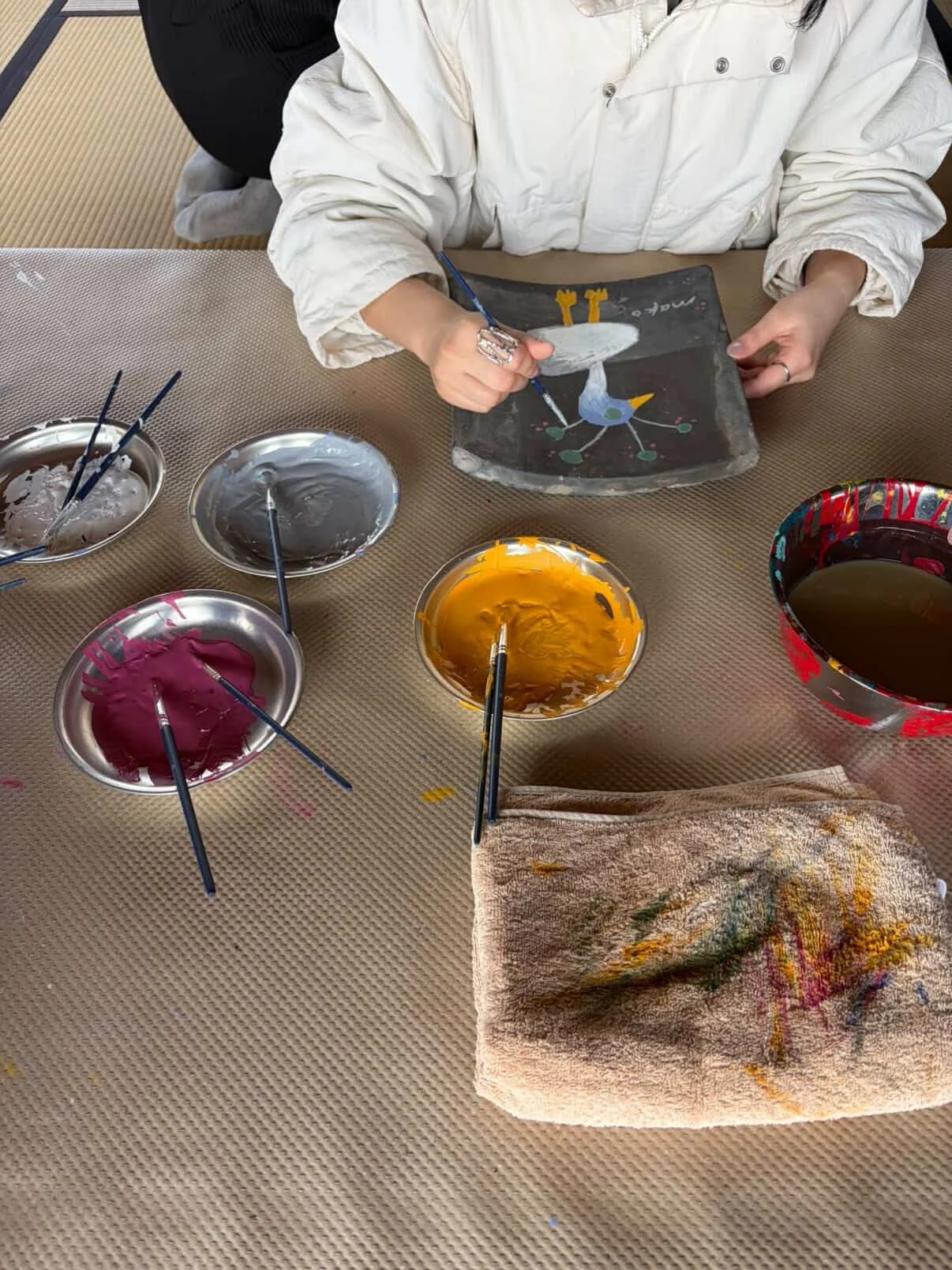 古い瓦に描かれたイラストに色を塗るワークショップ(画像提供:FUKI IWANARI)