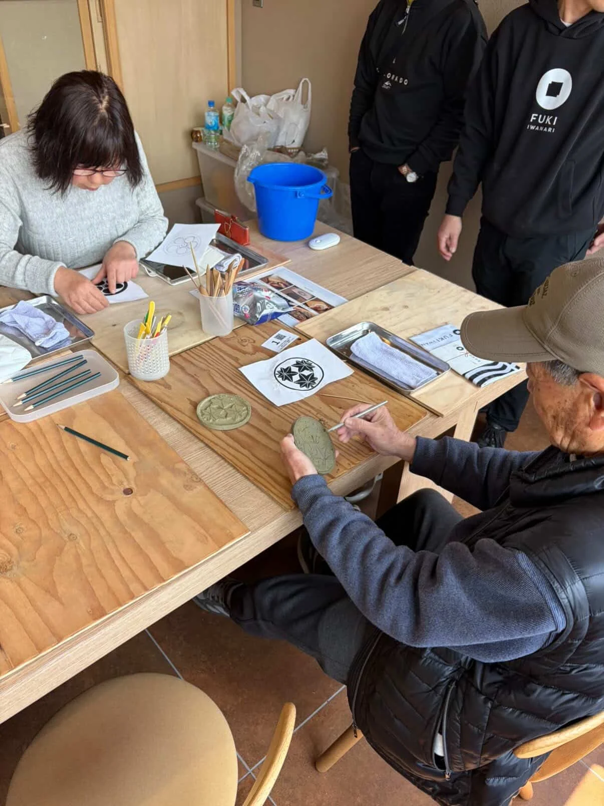瓦粘土でコースターをつくるワークショップ(画像提供:FUKI IWANARI)
