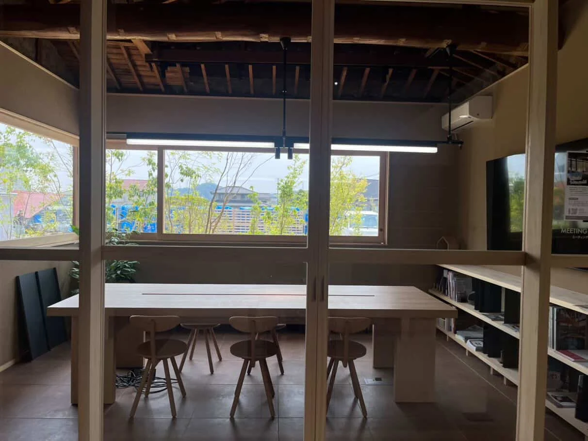 ミーティングルーム(画像提供:FUKI IWANARI)