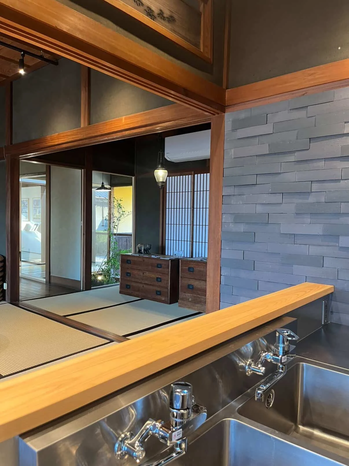 キッチンの壁にも瓦タイルが使われている(画像提供:FUKI IWANARI)