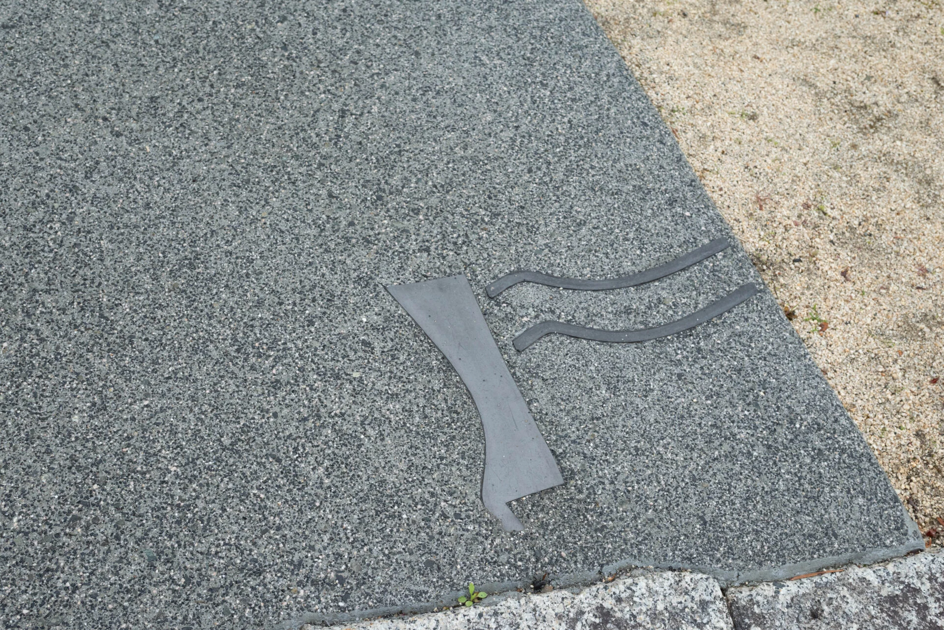 石畳に埋め込まれた瓦を探すのも楽しい。これは「FUKI IWANARI」の「F」