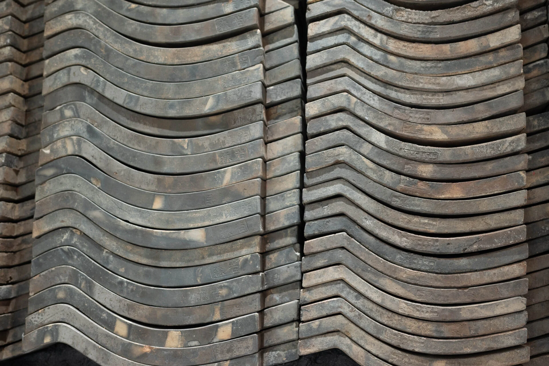 瓦の縁にある刻印にも注目