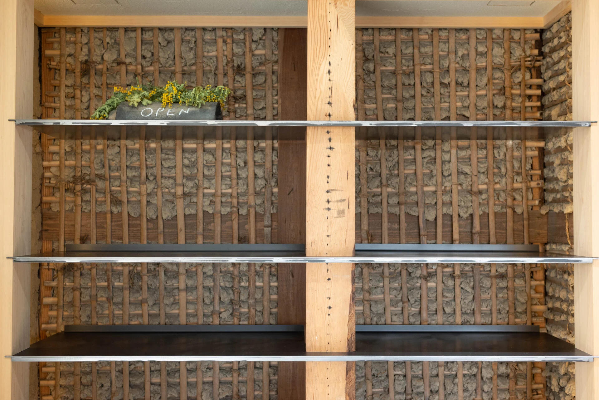 下駄箱でも小舞壁を見せている