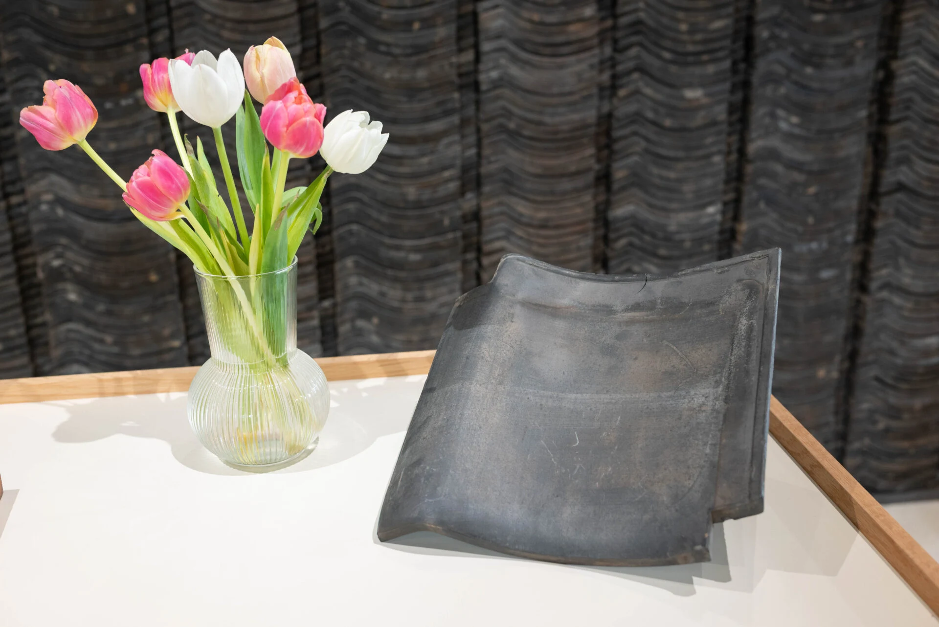 藤井製瓦がつくった「いぶし瓦」。年月とともに変わっていく風合いを楽しむ瓦だ