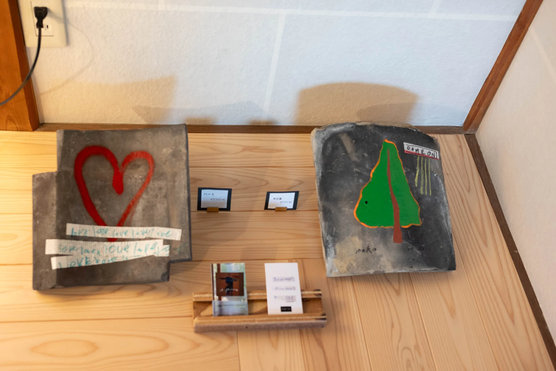 アーティストmakoさんが古瓦に描いた絵も販売中