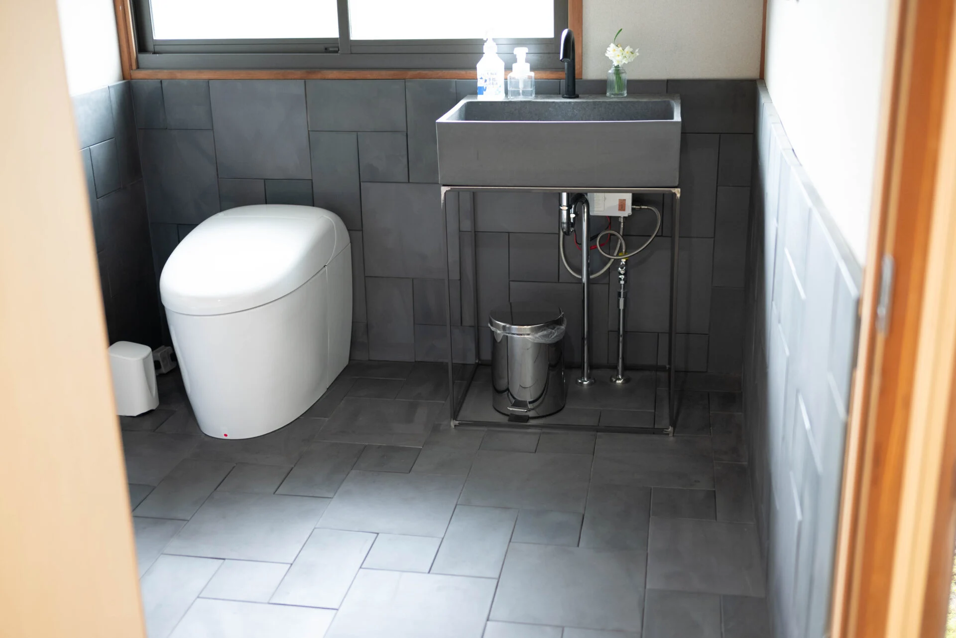 床や壁のタイルも洗面台も、いぶし瓦と同じ製法で造られている