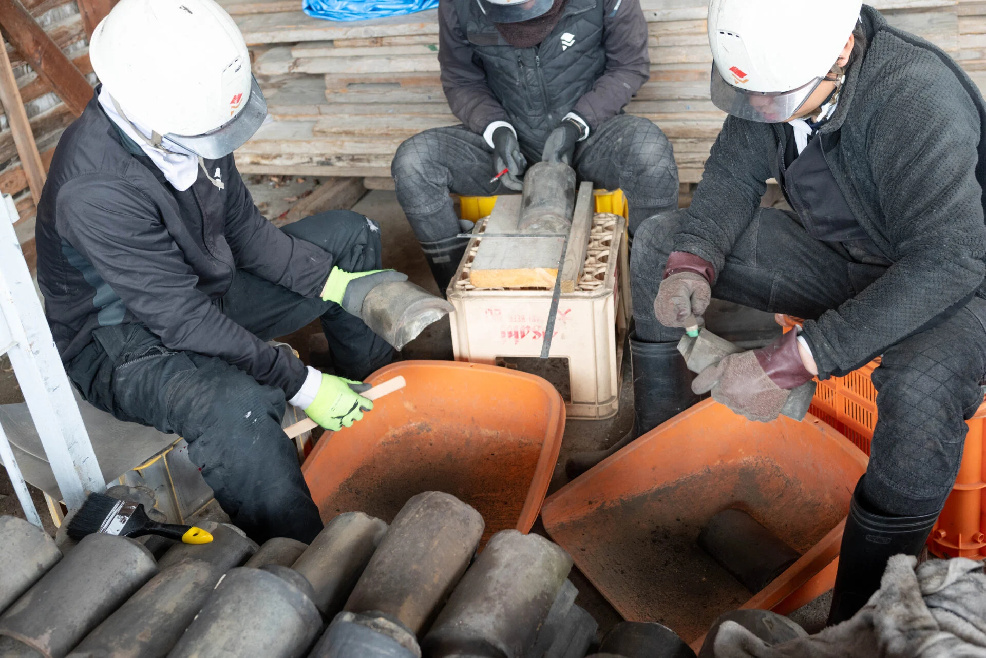 寺社修復のため回収した瓦の汚れを落とす。この瓦は100年くらい前のものだそう